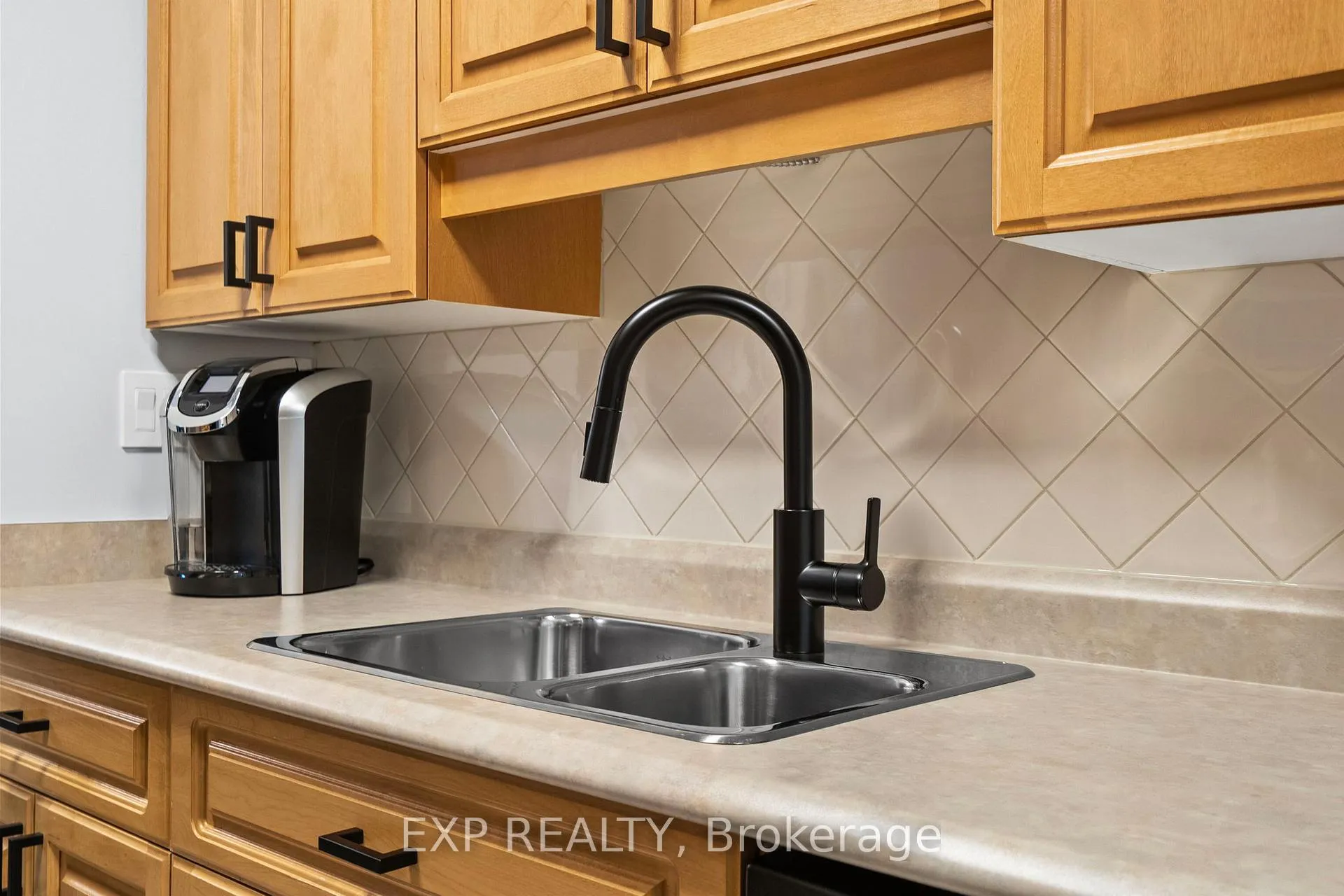 Photo 11 of Unit 203, 15390 Yonge Street, Aurora, Aurora Heights — HOMEH