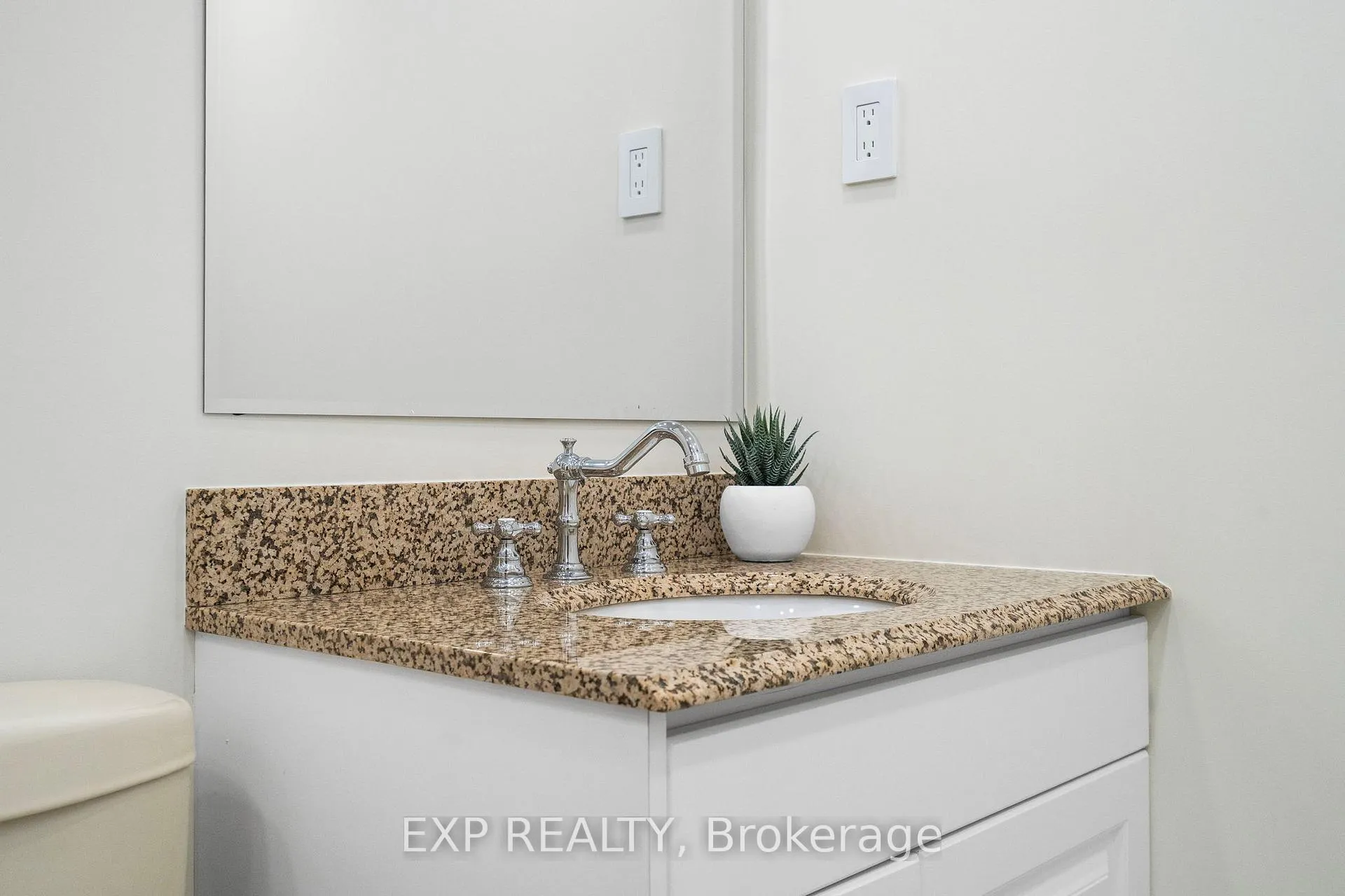 Photo 31 of Unit 203, 15390 Yonge Street, Aurora, Aurora Heights — HOMEH
