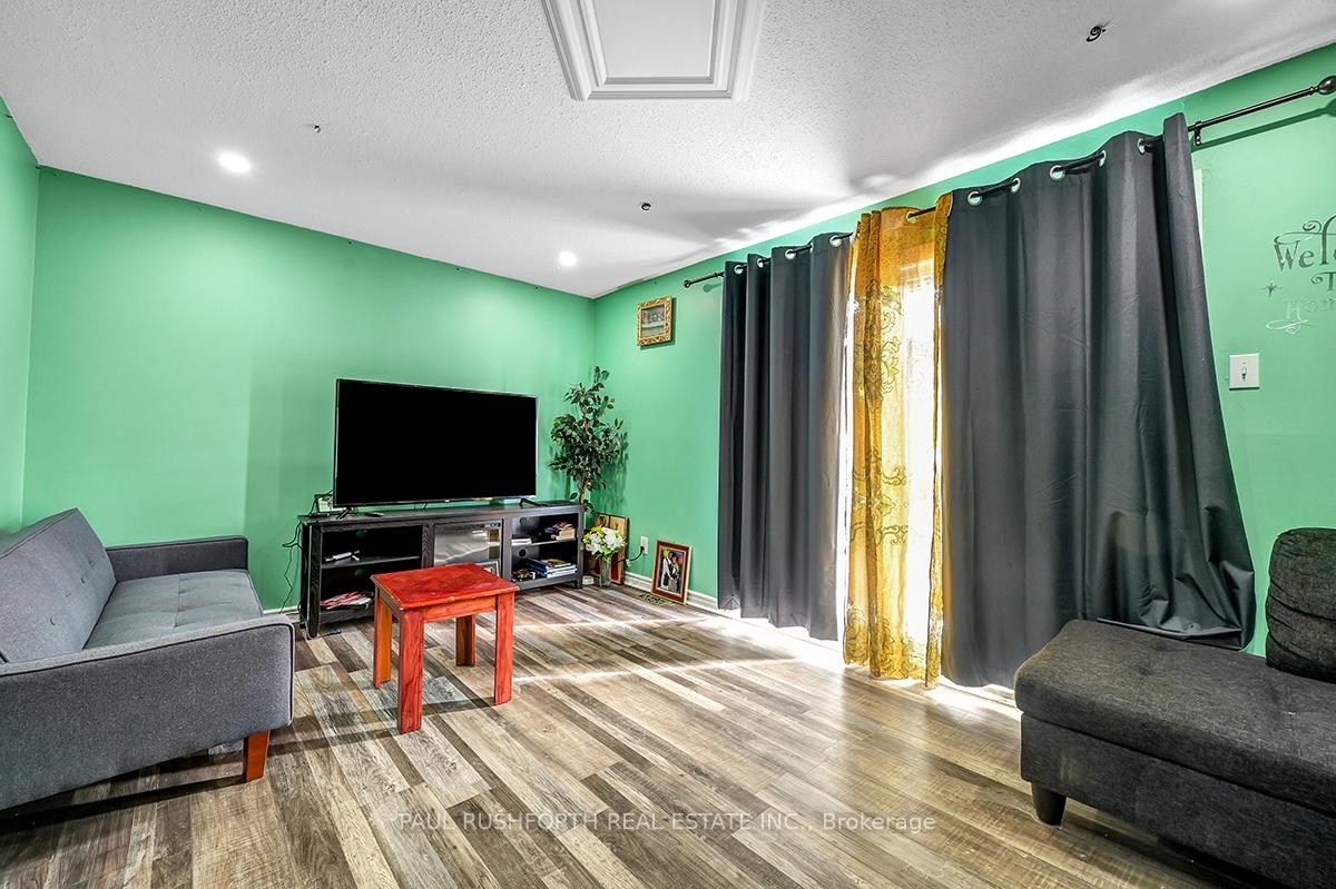 Photo 2 of 33 Corley Private, Ottawa, Heron Gate/Industrial Park — HOMEH