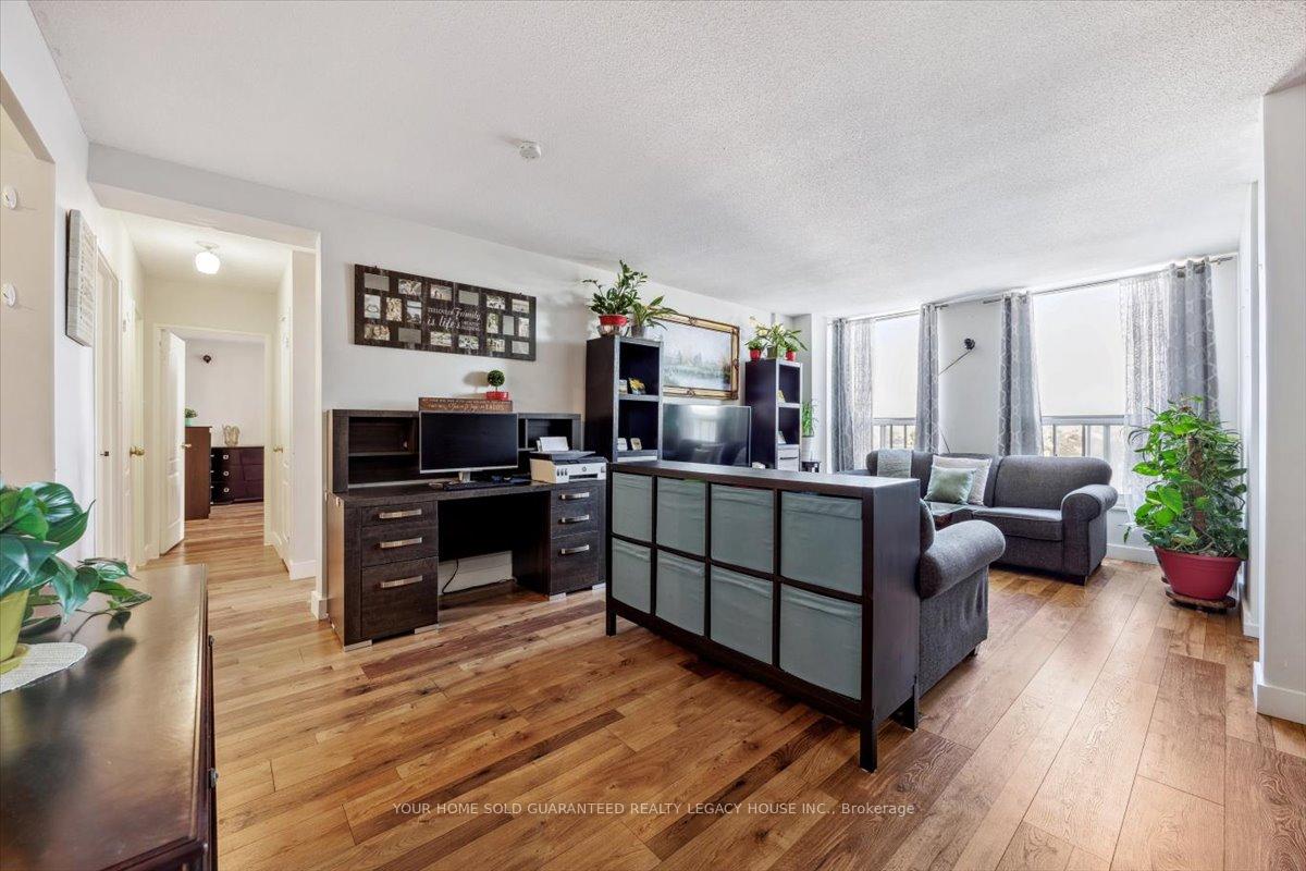 Photo 5 of Unit 607, 130 Neptune Drive, Toronto, Englemount-Lawrence — HOMEH