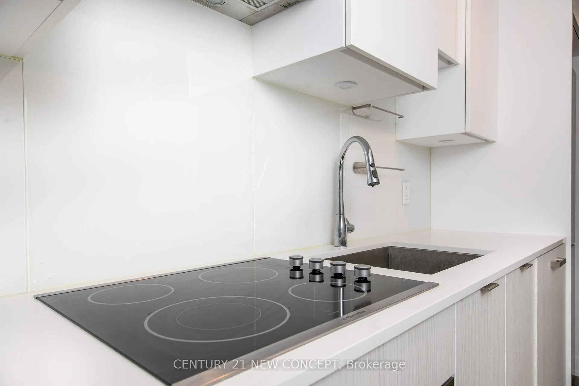Photo 4 of Unit 3305, 99 Broadway Avenue, Toronto, Mount Pleasant West — HOMEH