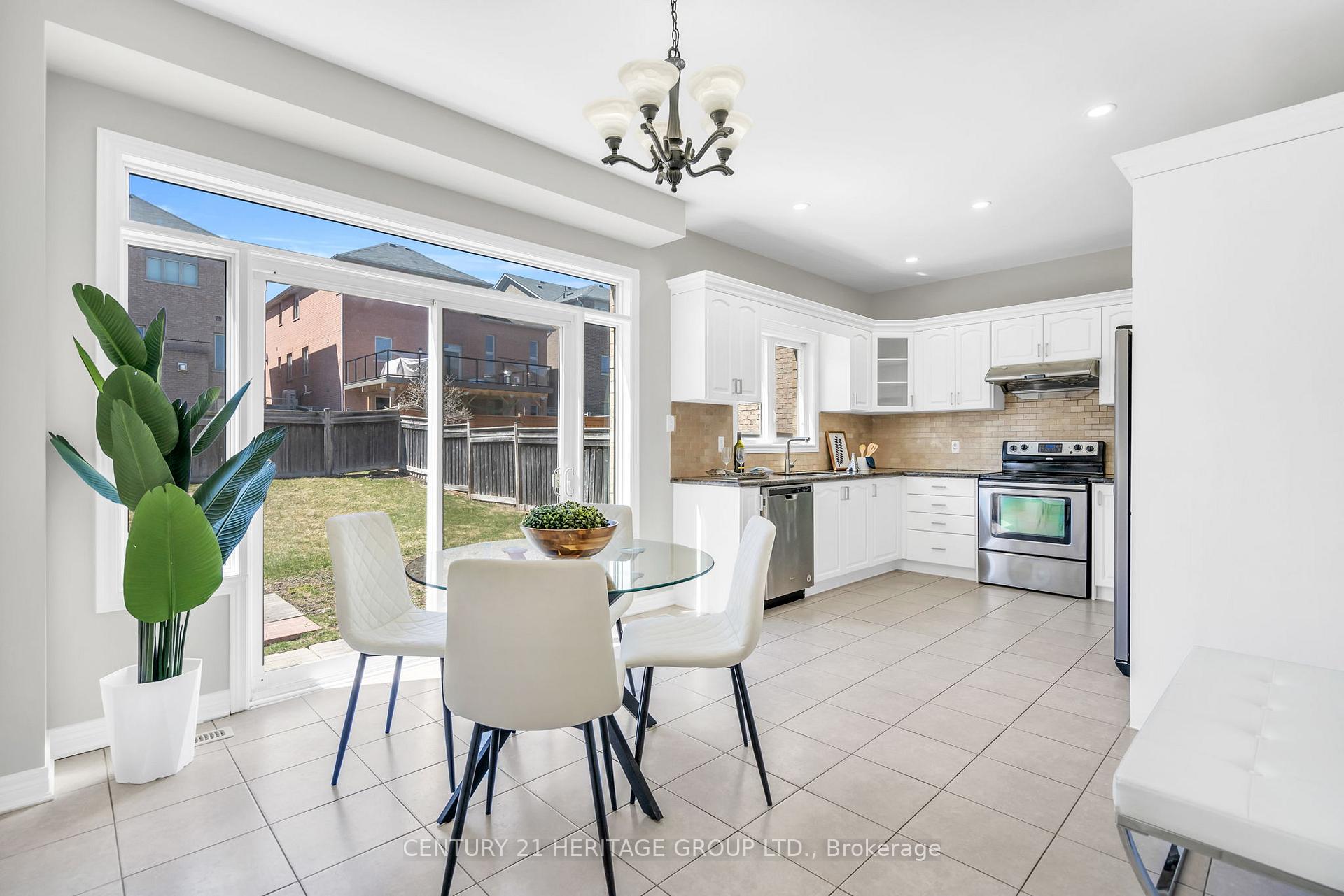 Photo 4 of 406 Mavrinac Boulevard, Aurora, Bayview Northeast — HOMEH