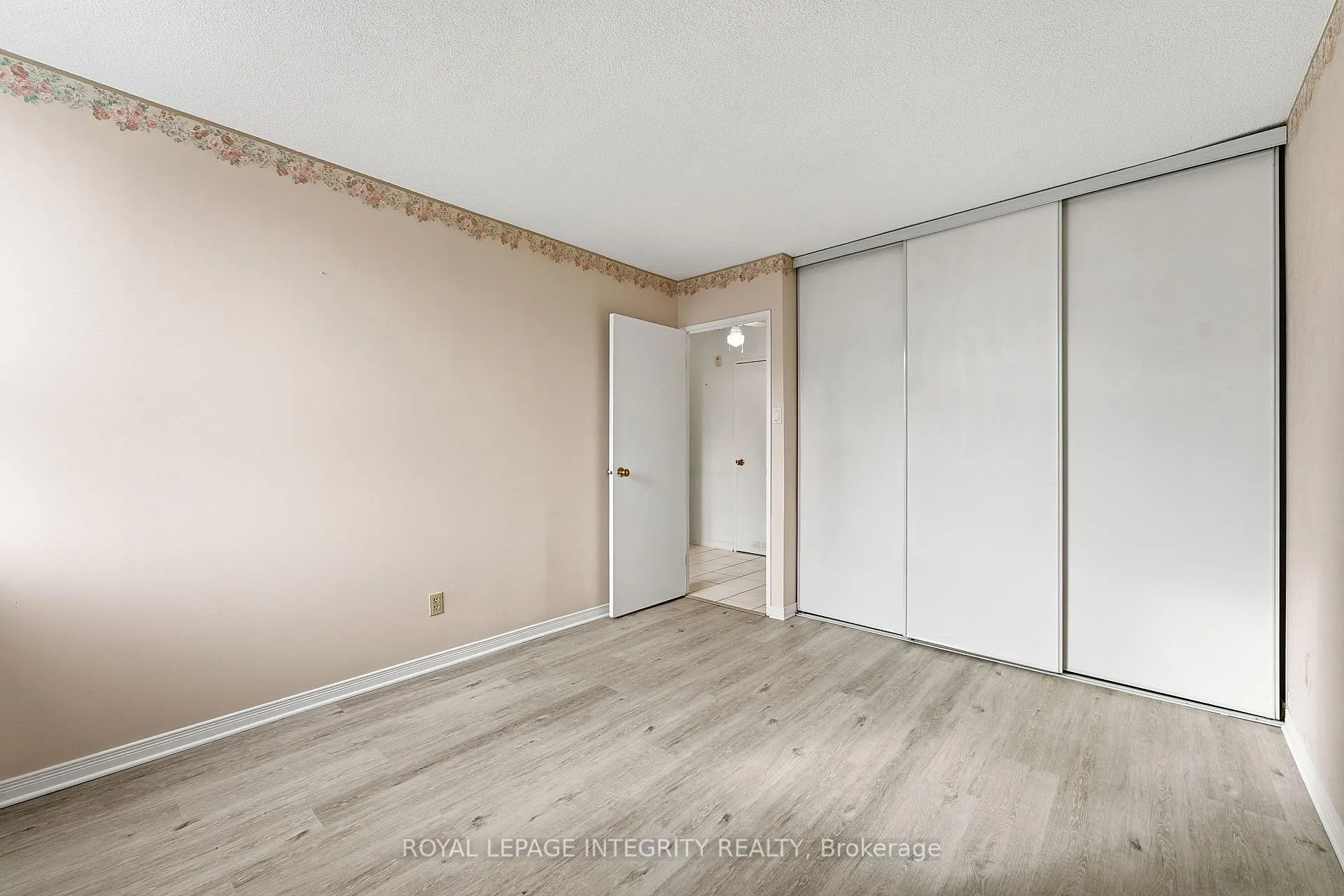 Photo 17 of Unit 401, 2000 Jasmine Crescent, Ottawa, Beacon Hill South — HOMEH