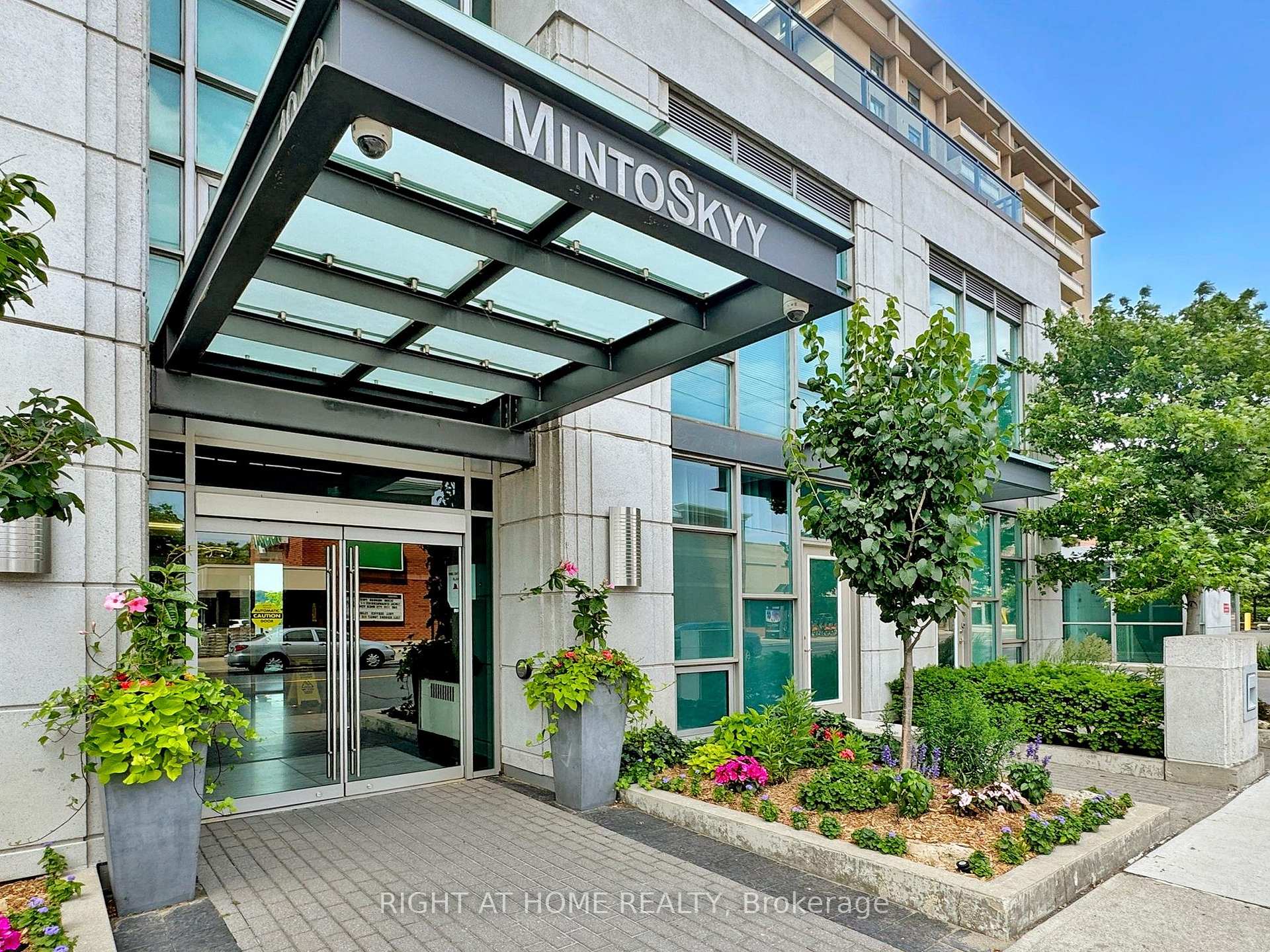 Photo 3 of Unit 2006, 1048 Broadview Avenue, Toronto, Broadview North — HOMEH