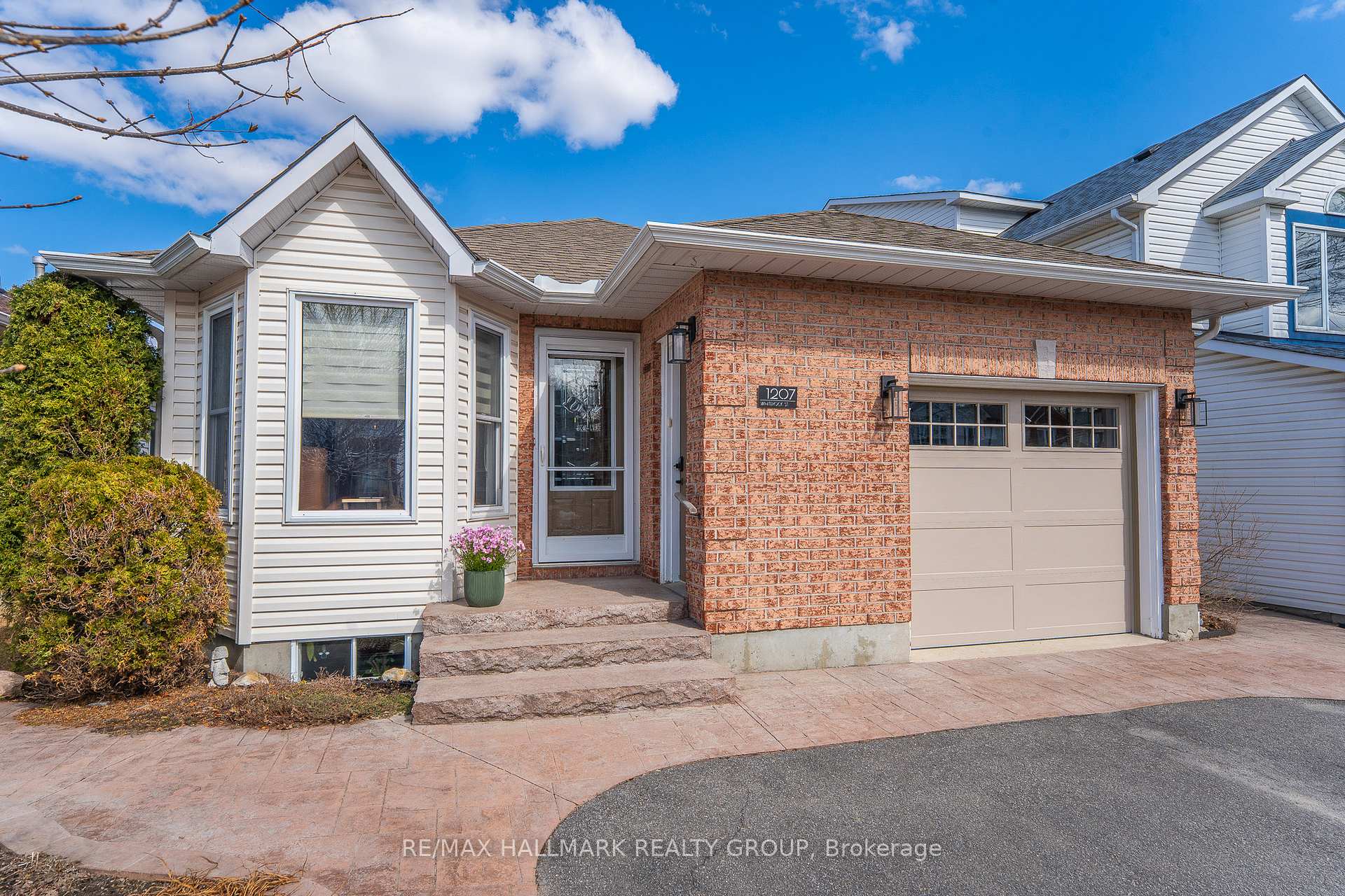 Photo 2 of 1207 Whiterock Street, Ottawa, Carson Grove — HOMEH