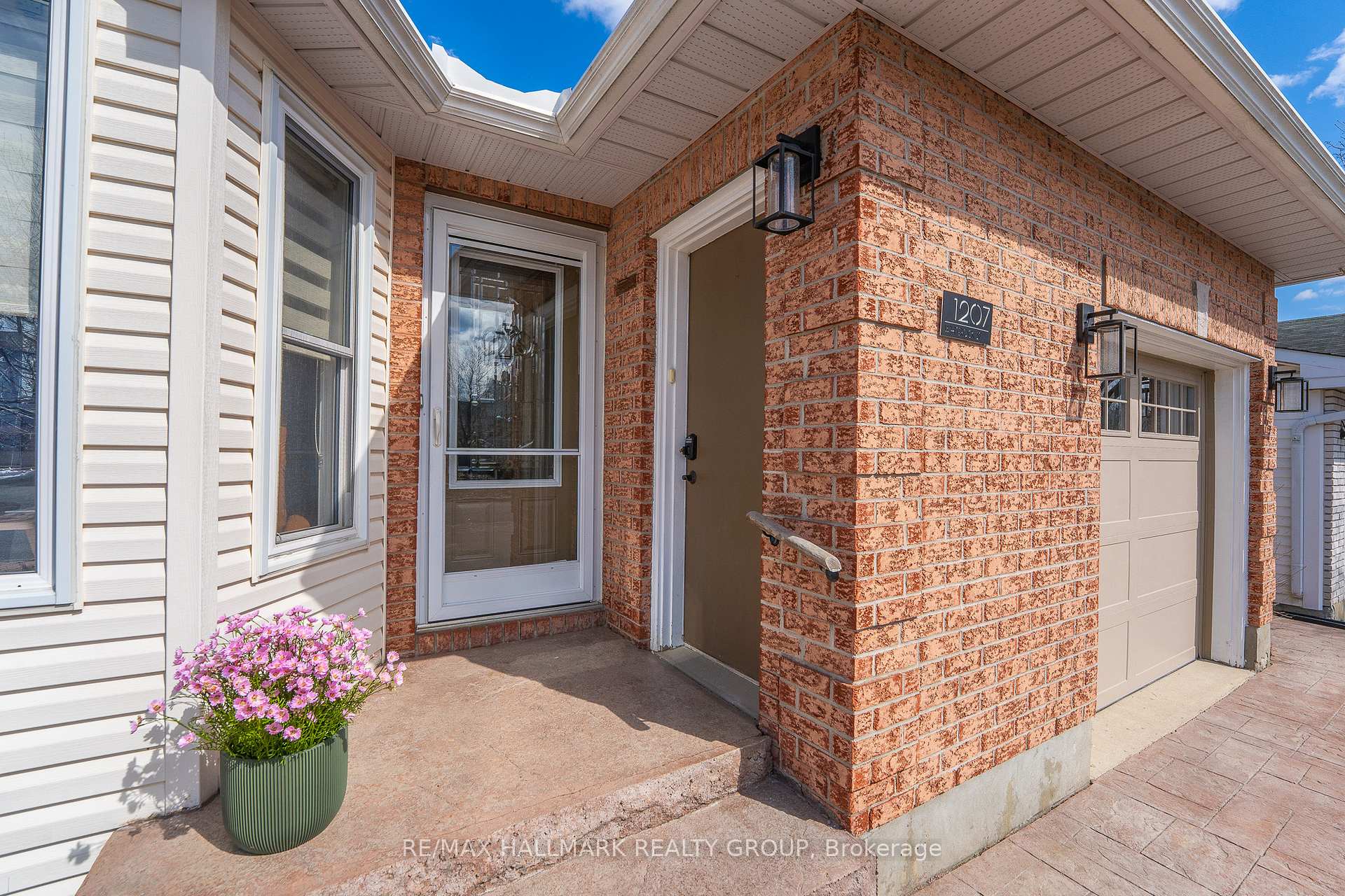 Photo 3 of 1207 Whiterock Street, Ottawa, Carson Grove — HOMEH