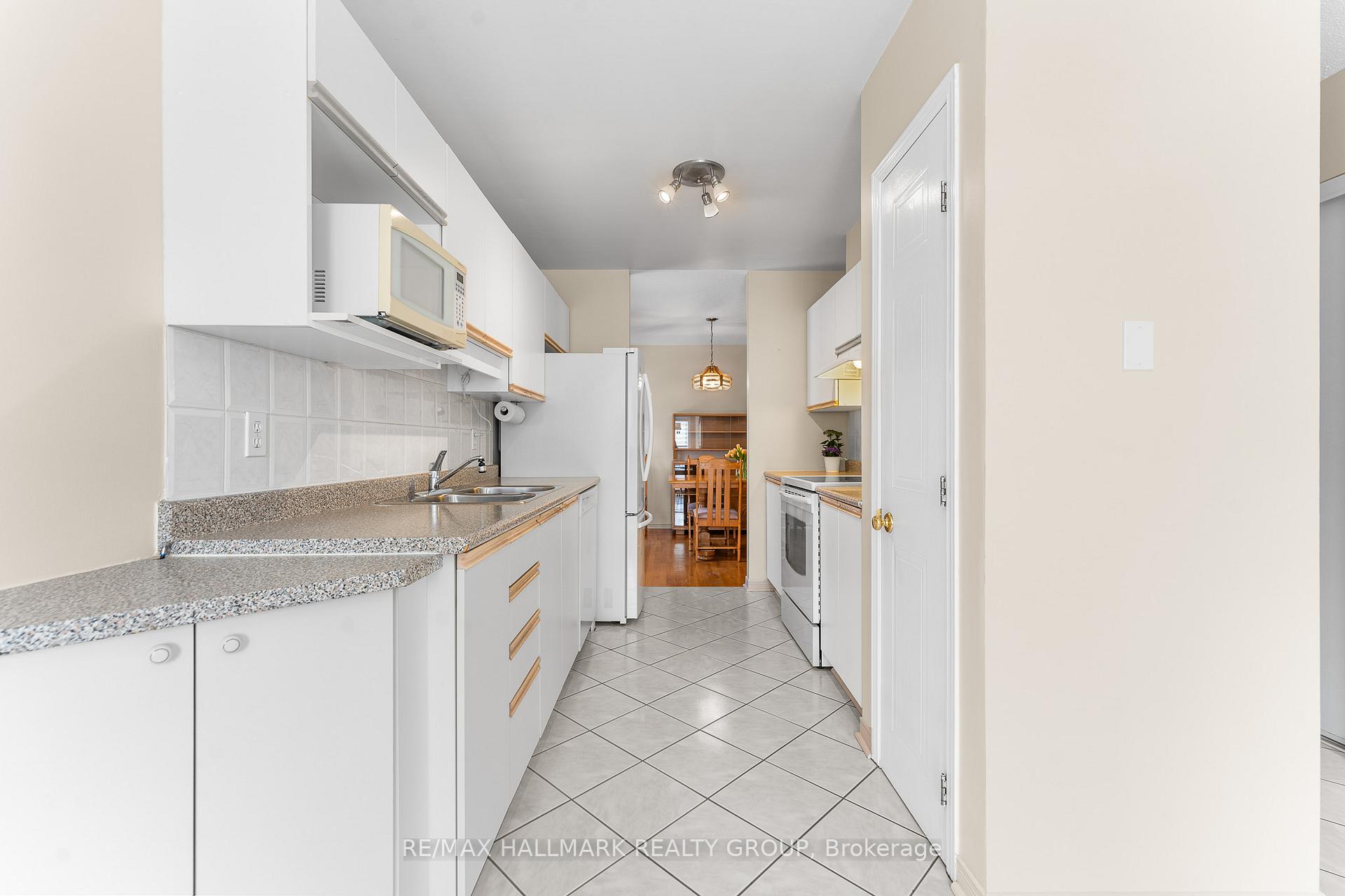 Photo 4 of 1207 Whiterock Street, Ottawa, Carson Grove — HOMEH