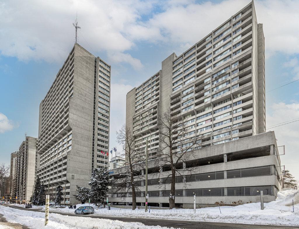 Front of Unit 1405, 530 Laurier Avenue W