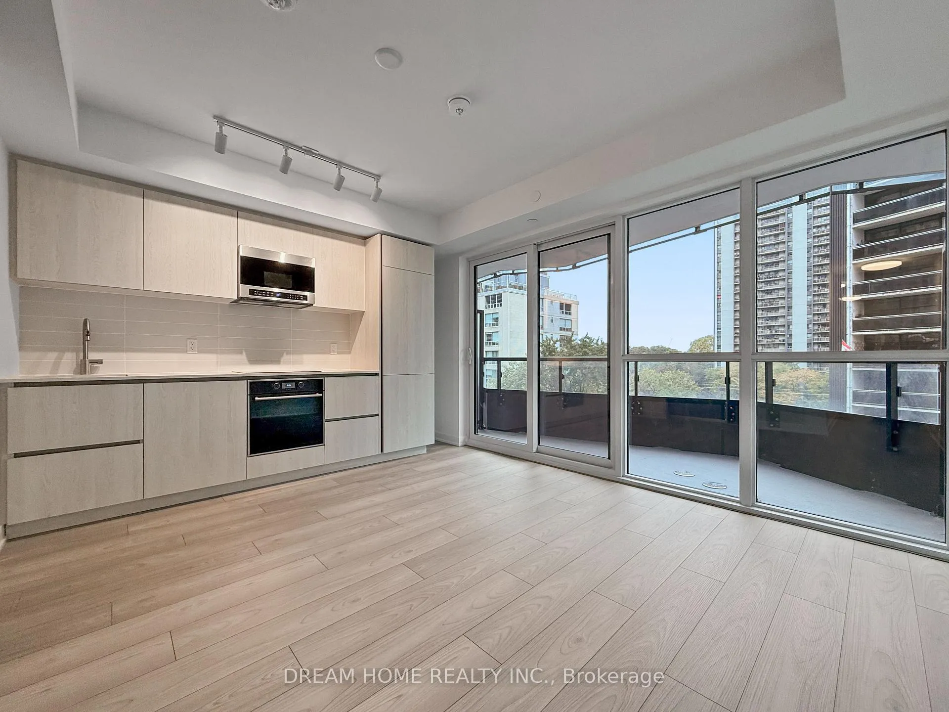 Photo 2 of Unit 515, 120 Broadway Avenue, Toronto, Mount Pleasant West — HOMEH
