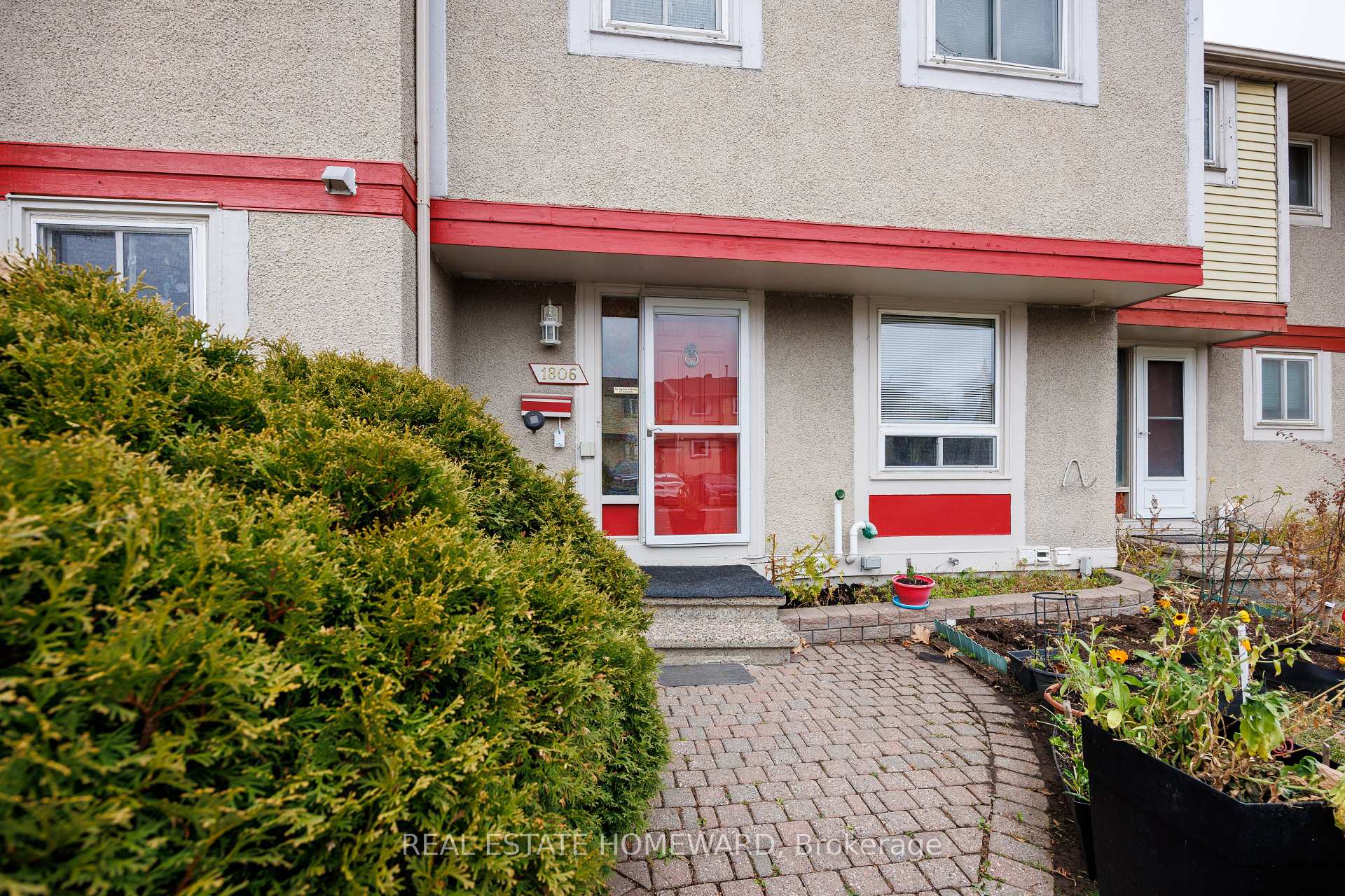 Photo 3 of 1806 Stonehenge Crescent, Ottawa, Pineview — HOMEH