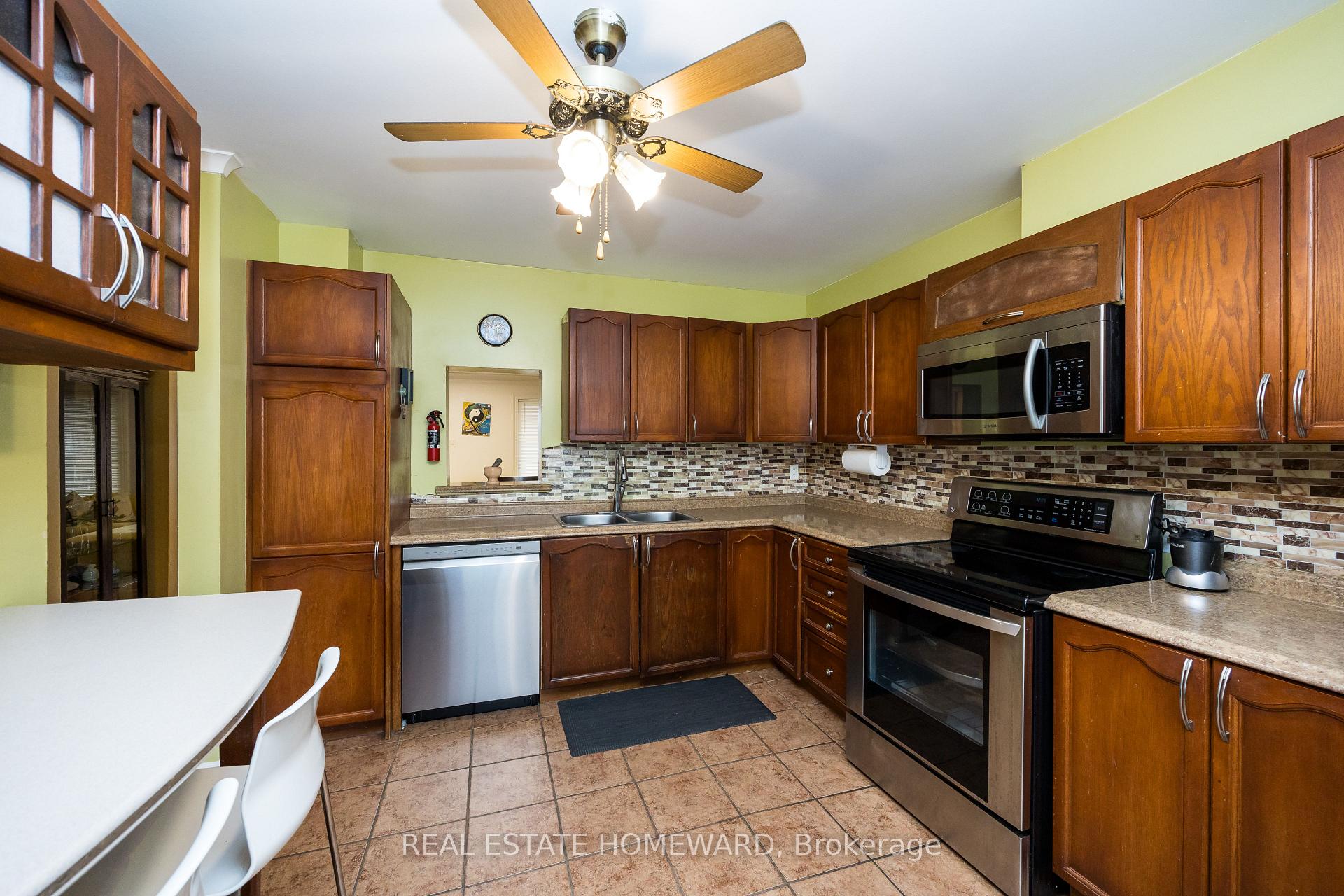 Photo 10 of 1806 Stonehenge Crescent, Ottawa, Pineview — HOMEH