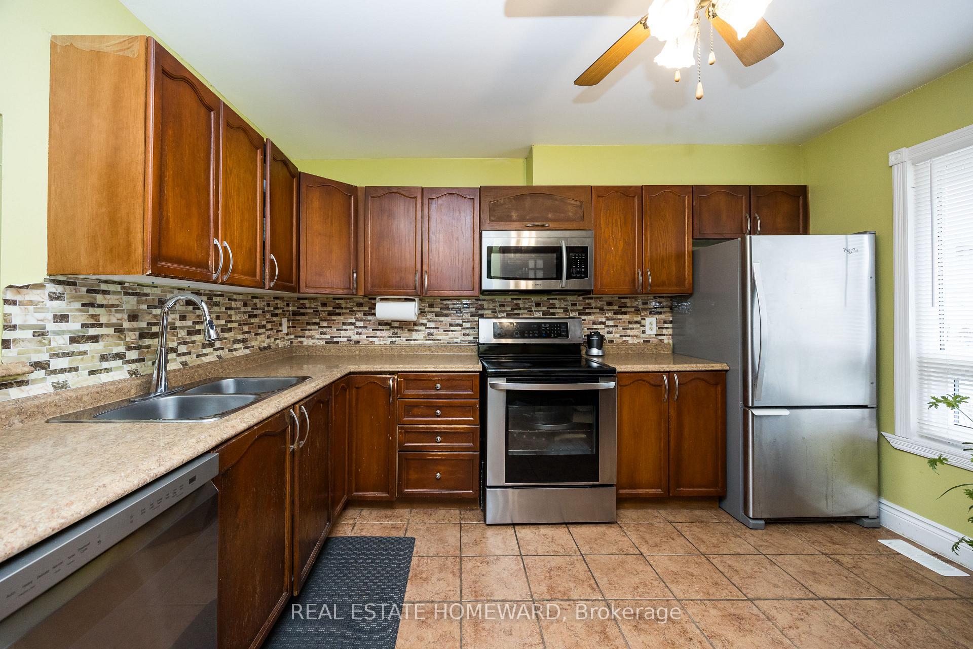 Photo 13 of 1806 Stonehenge Crescent, Ottawa, Pineview — HOMEH