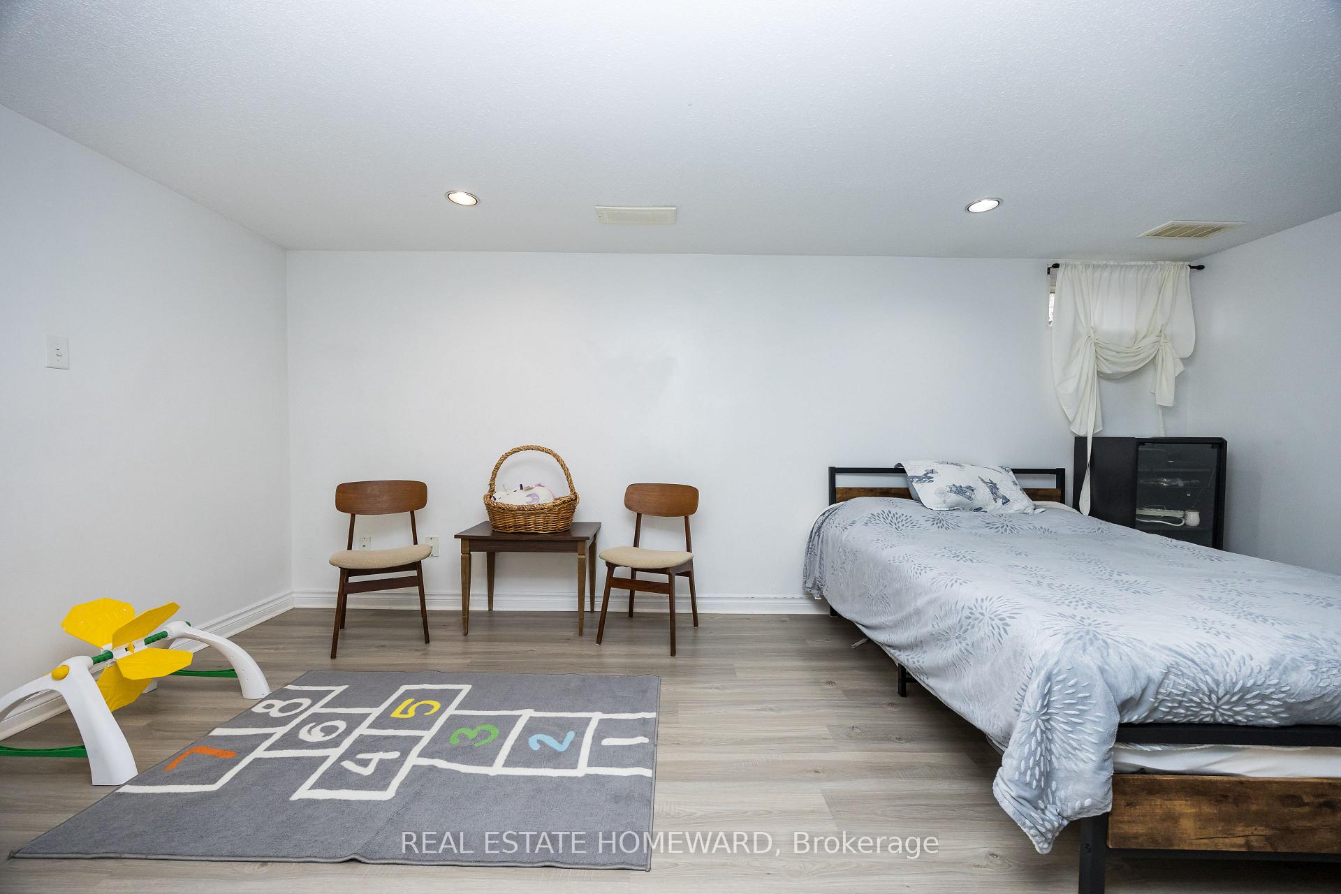 Photo 26 of 1806 Stonehenge Crescent, Ottawa, Pineview — HOMEH