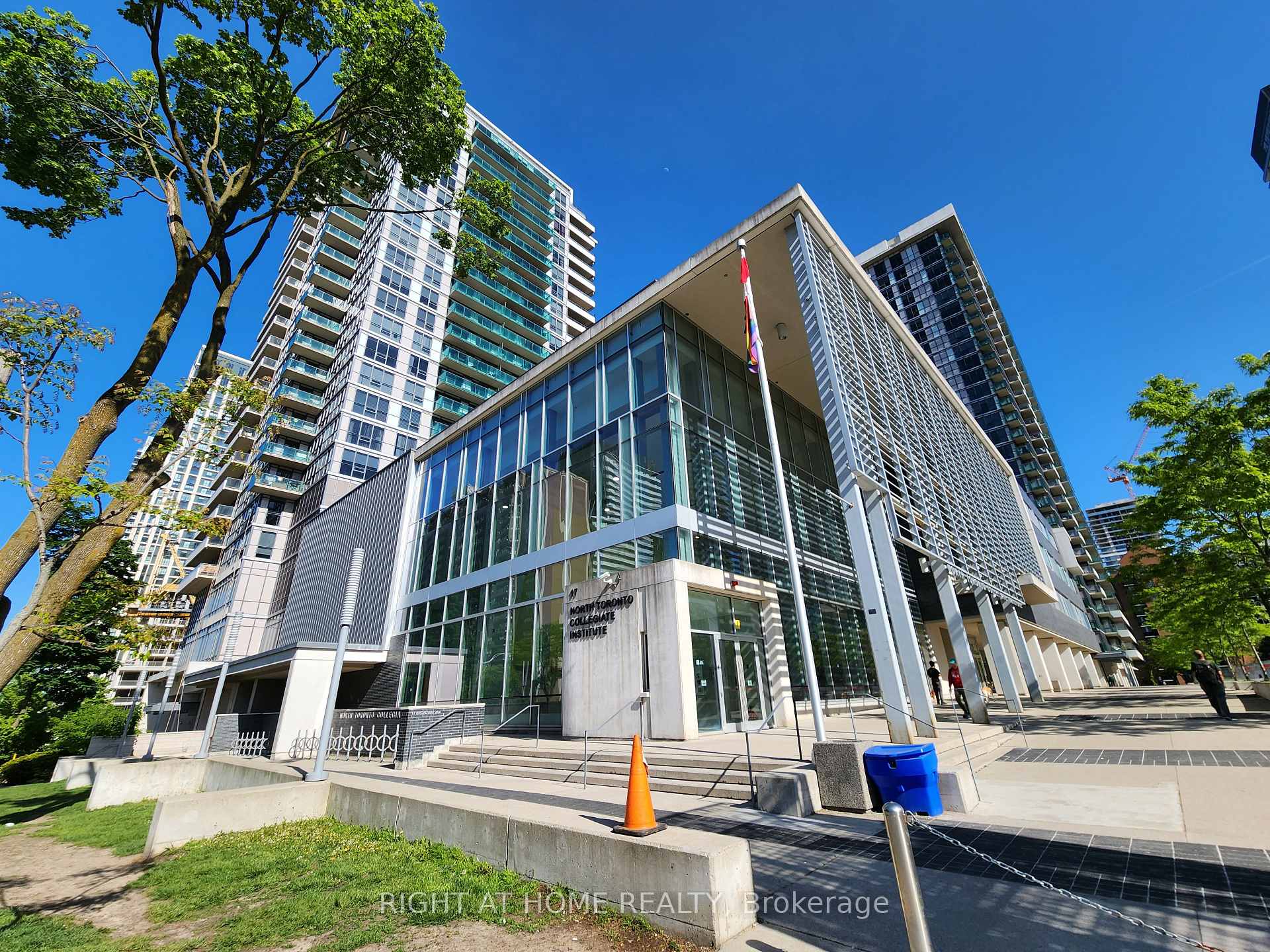 Photo 4 of Unit 2308, 30 Roehampton Avenue, Toronto, Mount Pleasant West — HOMEH