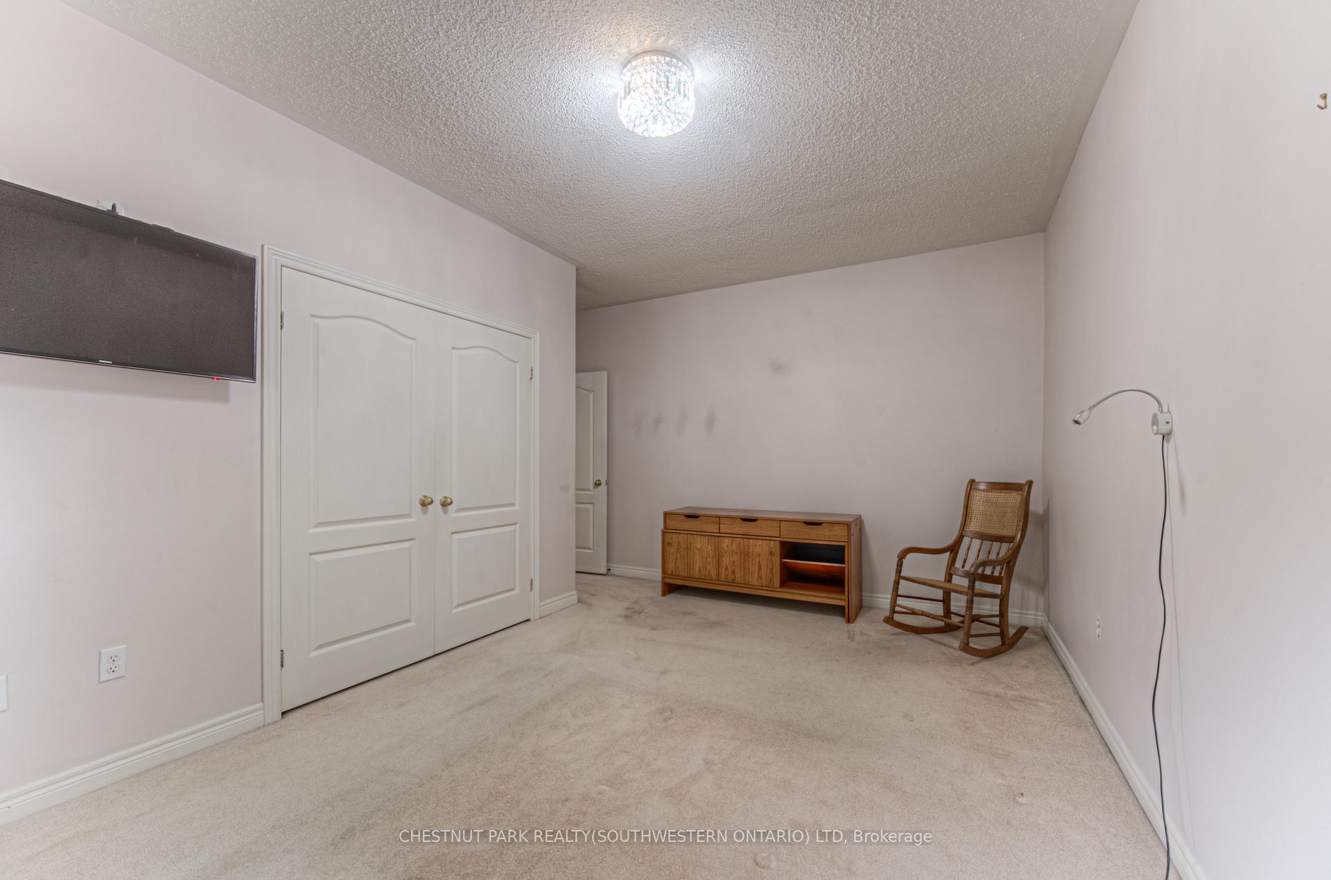 Photo 10 of Unit 19, 100 Idle Creek Drive, Kitchener, Idlewood — HOMEH