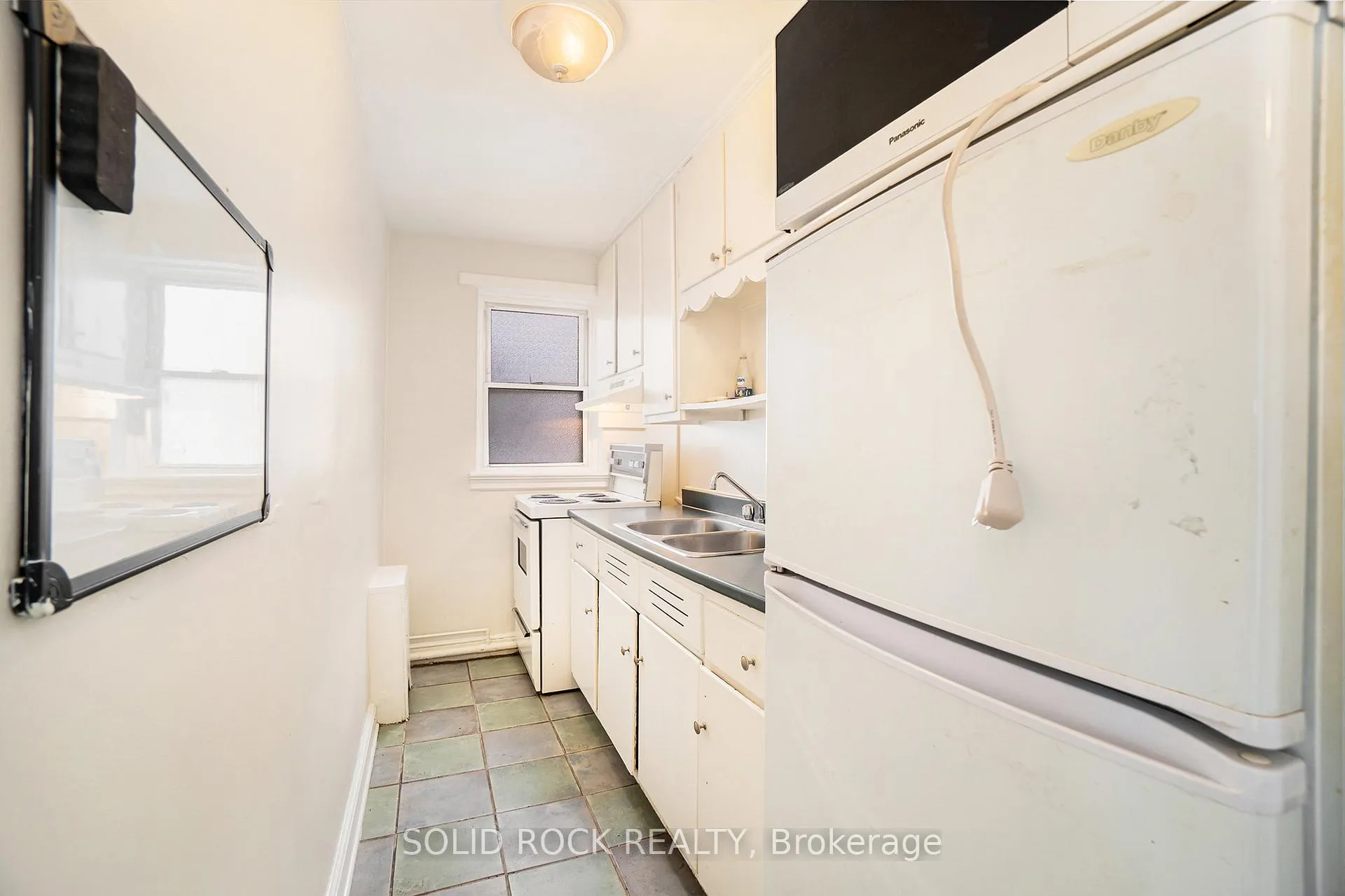 Photo 8 of Unit 1, 726 Edison Avenue, Ottawa, Laurentianview — HOMEH