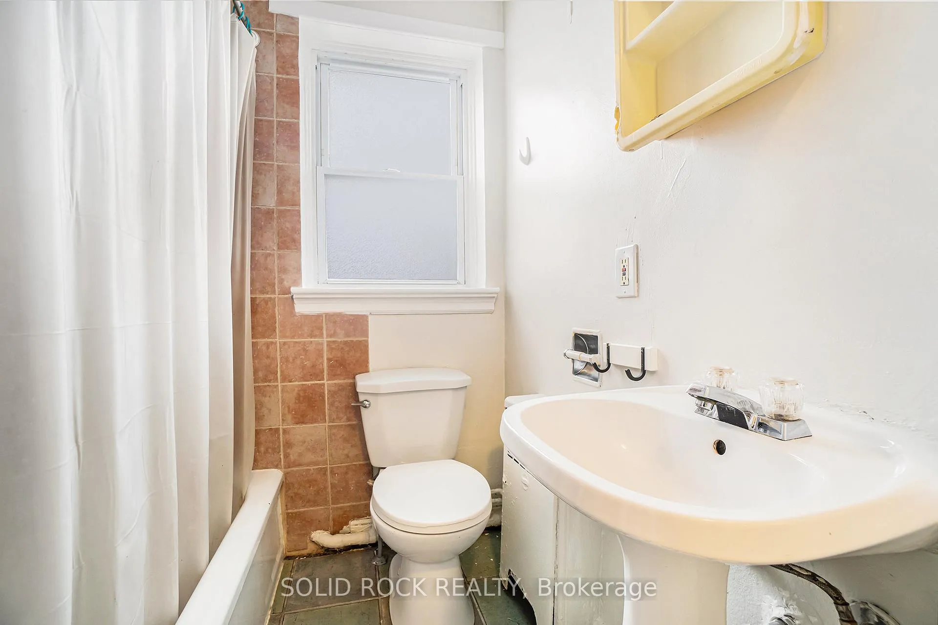 Photo 12 of Unit 1, 726 Edison Avenue, Ottawa, Laurentianview — HOMEH