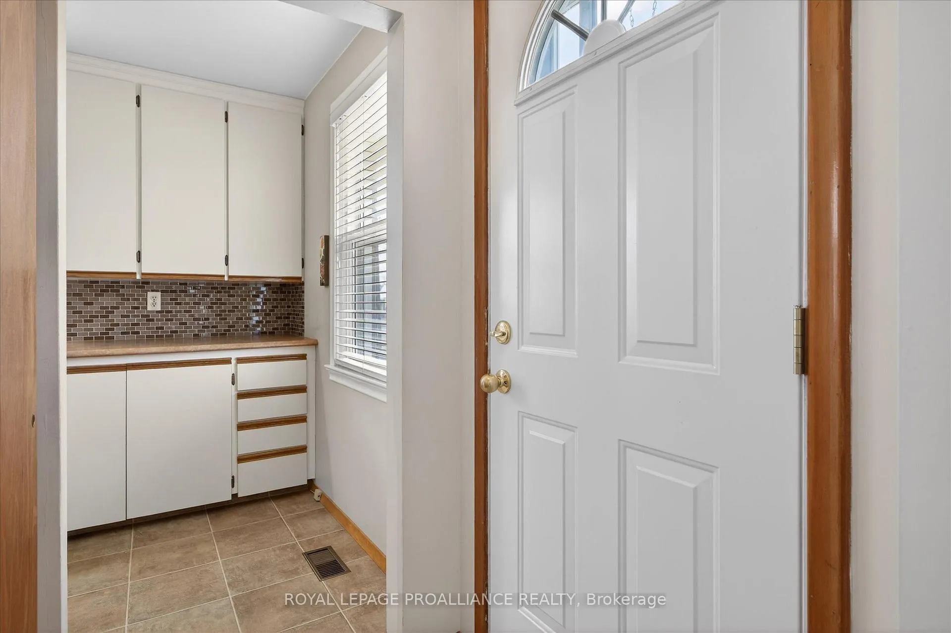 Photo 3 of 733 Cameron Street, Peterborough, Otonabee Ward 1 — HOMEH