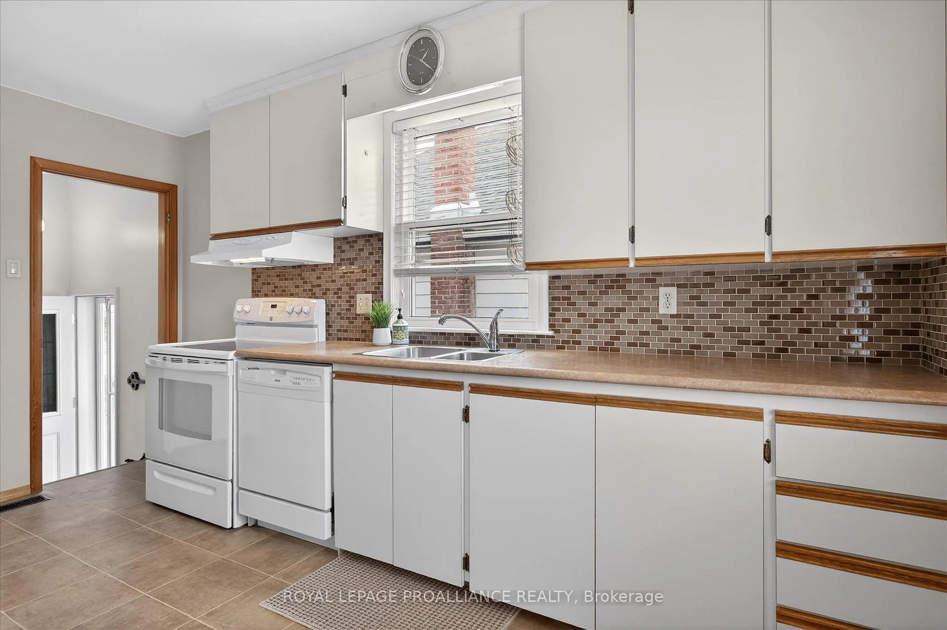 Photo 4 of 733 Cameron Street, Peterborough, Otonabee Ward 1 — HOMEH