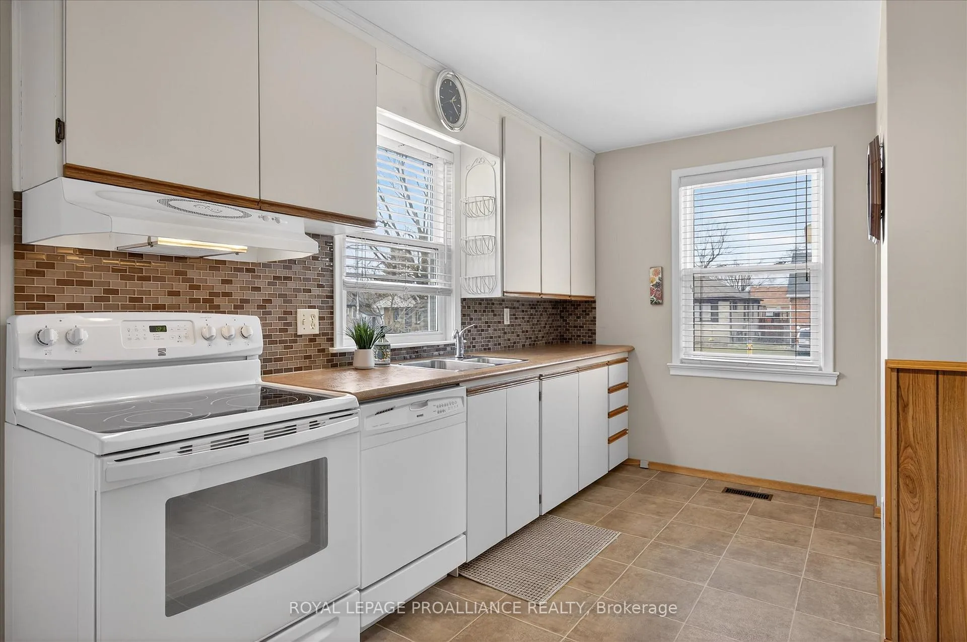 Photo 6 of 733 Cameron Street, Peterborough, Otonabee Ward 1 — HOMEH