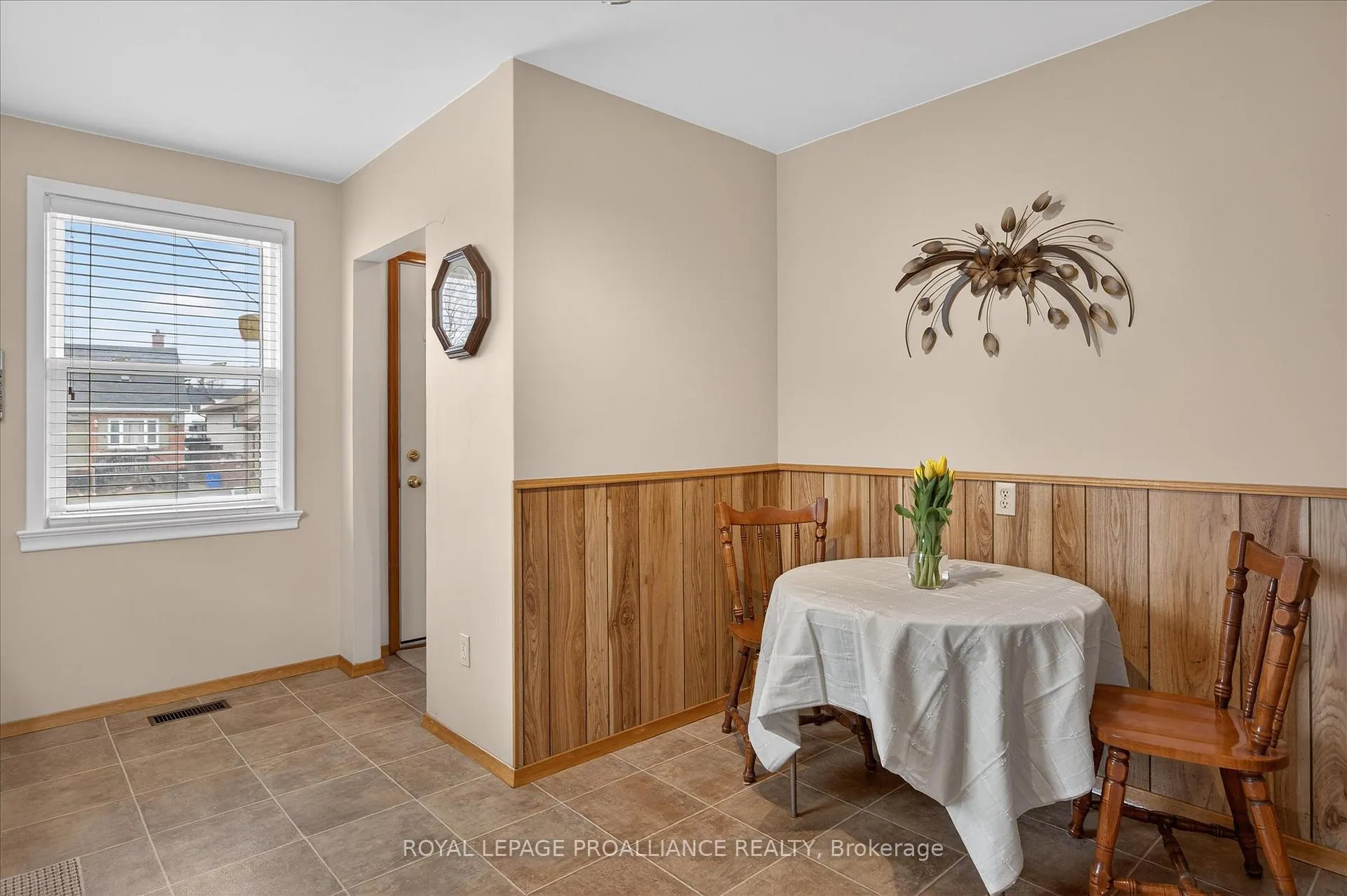 Photo 9 of 733 Cameron Street, Peterborough, Otonabee Ward 1 — HOMEH