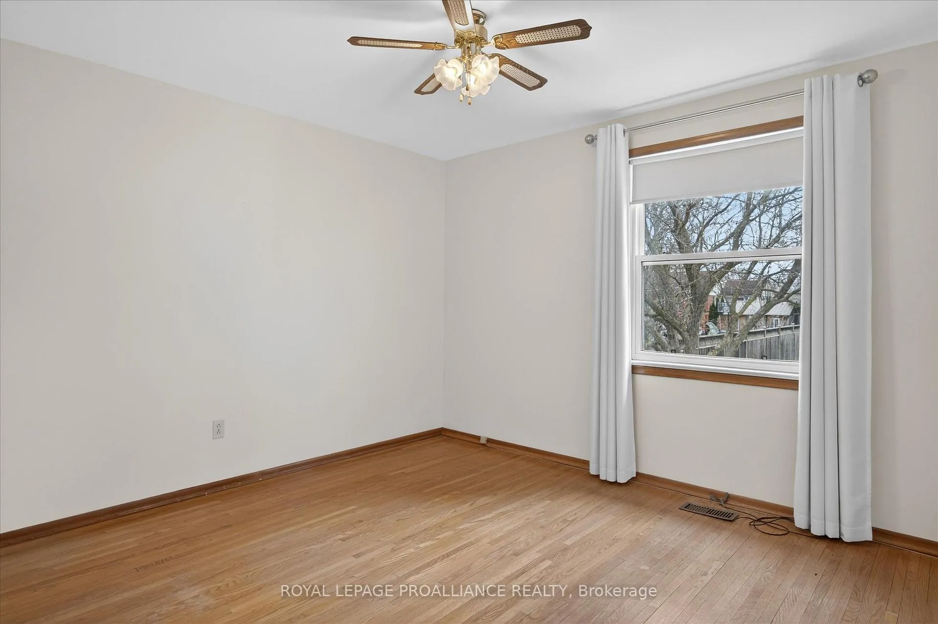 Photo 16 of 733 Cameron Street, Peterborough, Otonabee Ward 1 — HOMEH