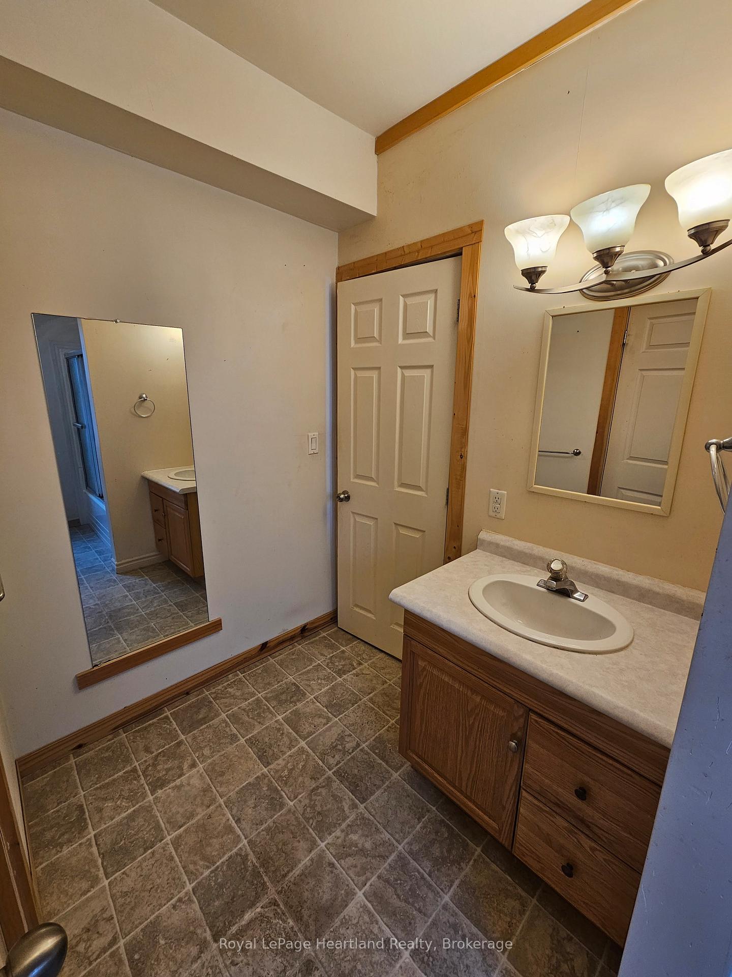 Photo 7 of Unit Apt. B, 43 Trafalgar Street, Goderich, Goderich (Town) — HOMEH