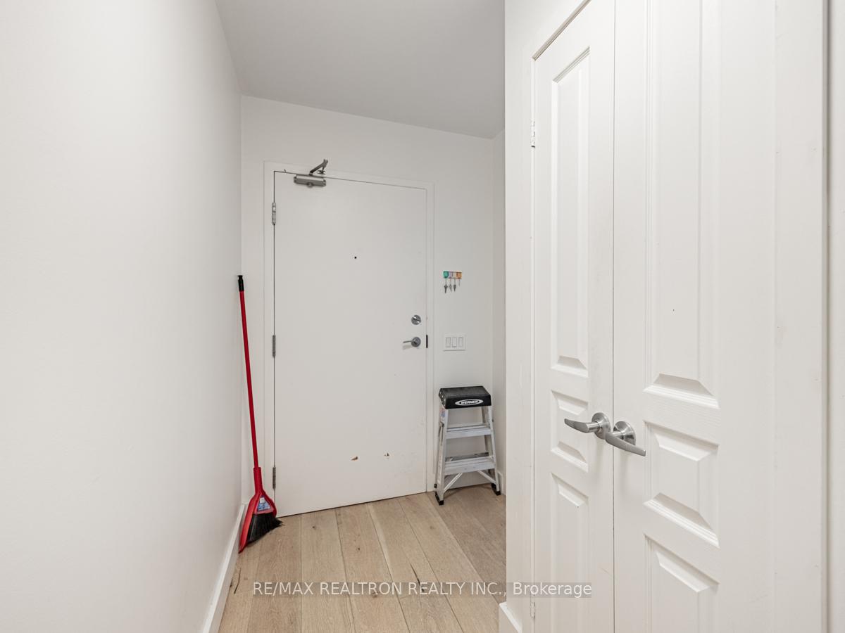 Photo 4 of Unit 917, 5 Marine Parade Drive, Etobicoke, Mimico — HOMEH