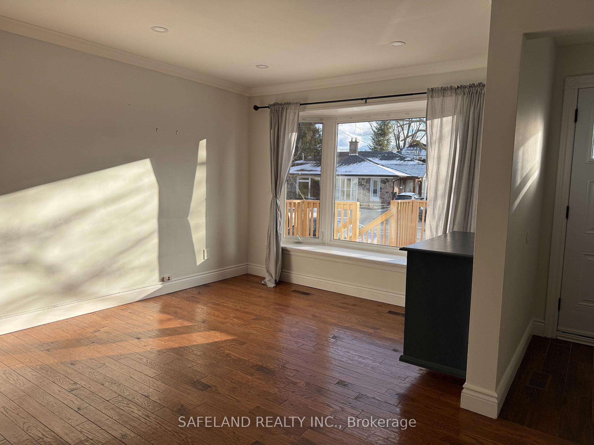 Photo 2 of Unit Main Floor, 26 Dunham Crescent, Aurora, Aurora Heights — HOMEH