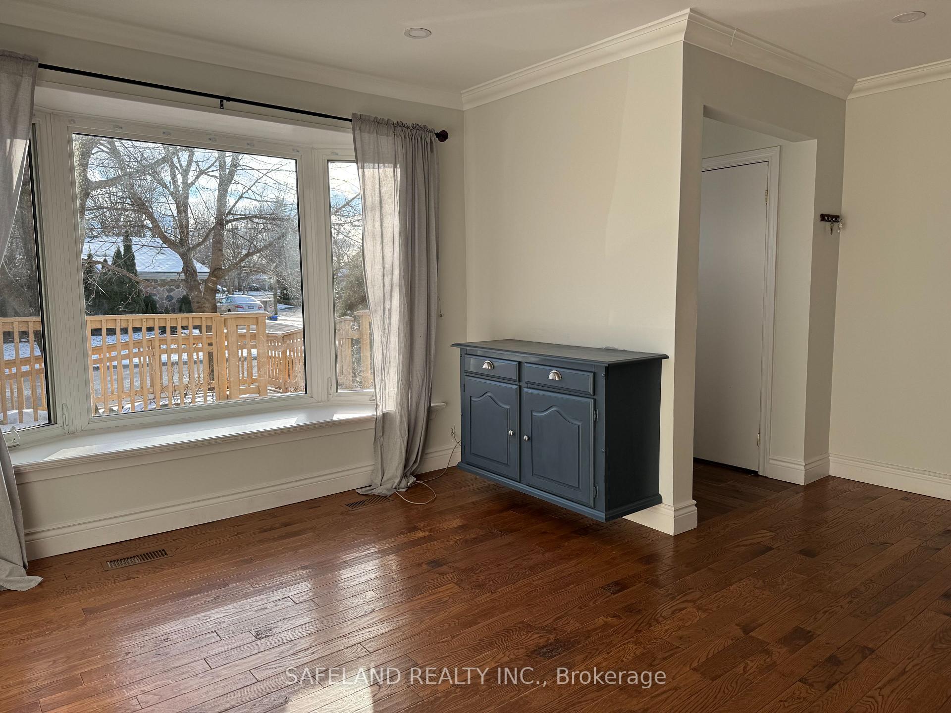 Photo 3 of Unit Main Floor, 26 Dunham Crescent, Aurora, Aurora Heights — HOMEH