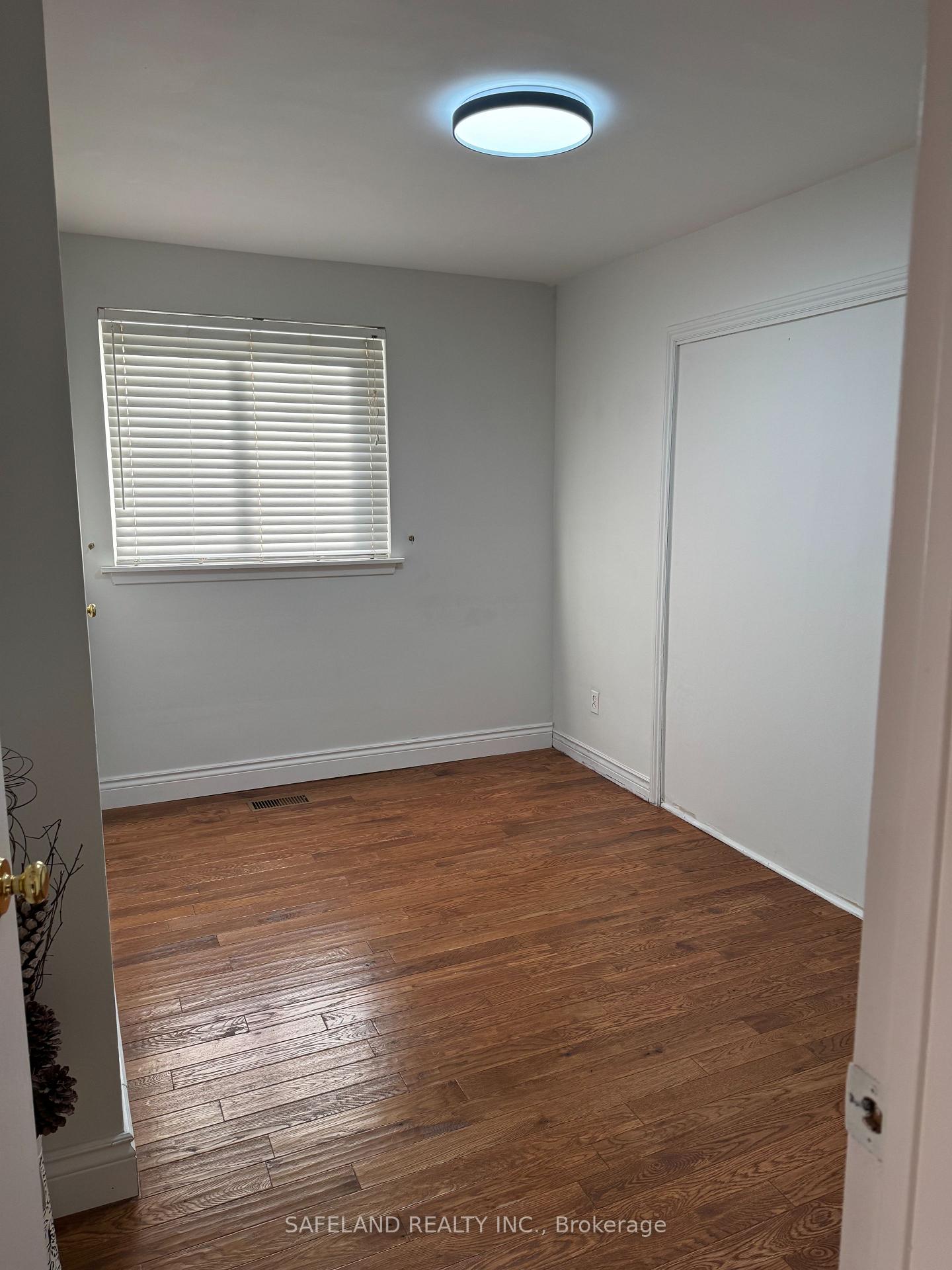 Photo 11 of Unit Main Floor, 26 Dunham Crescent, Aurora, Aurora Heights — HOMEH