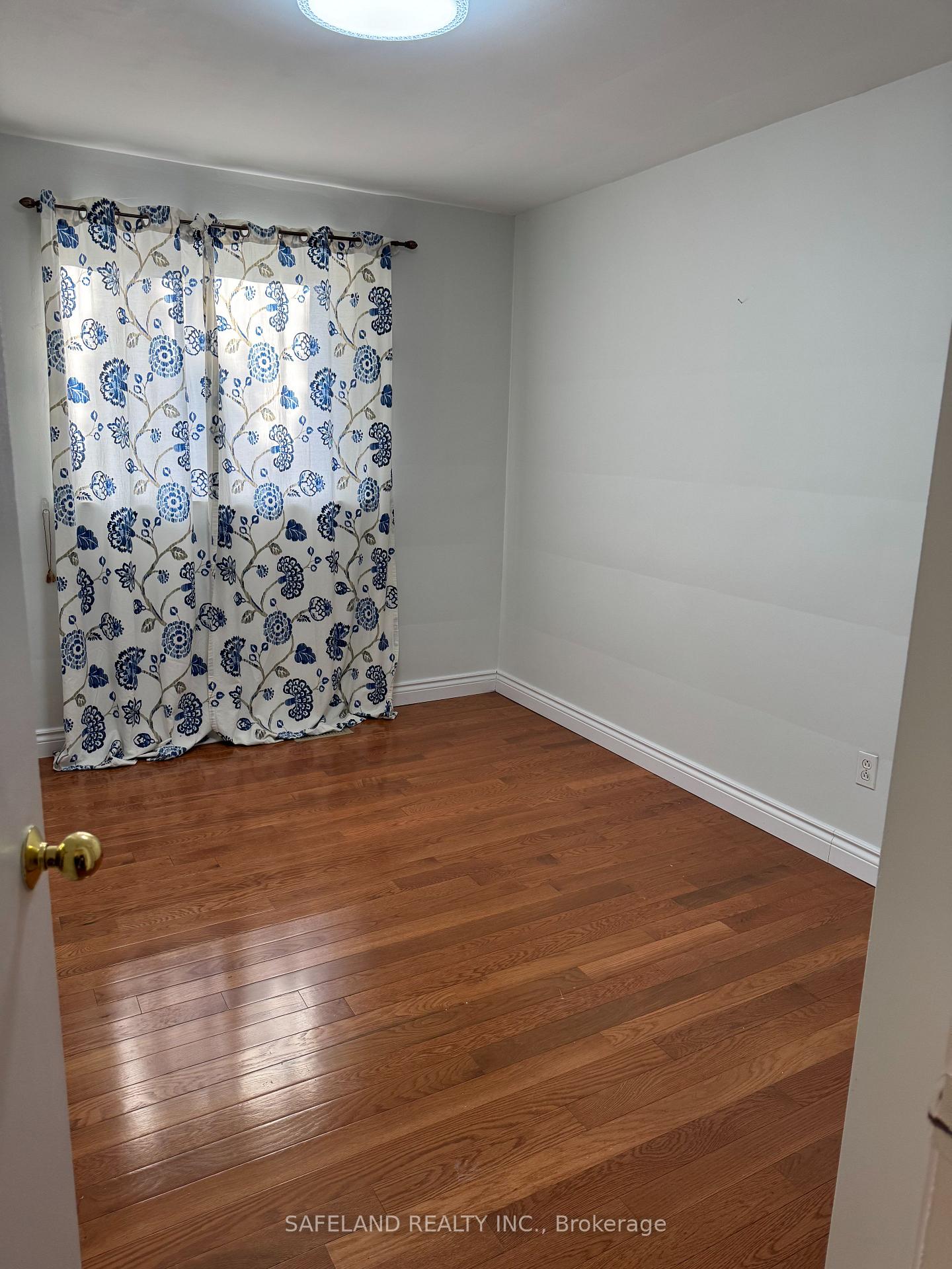 Photo 12 of Unit Main Floor, 26 Dunham Crescent, Aurora, Aurora Heights — HOMEH