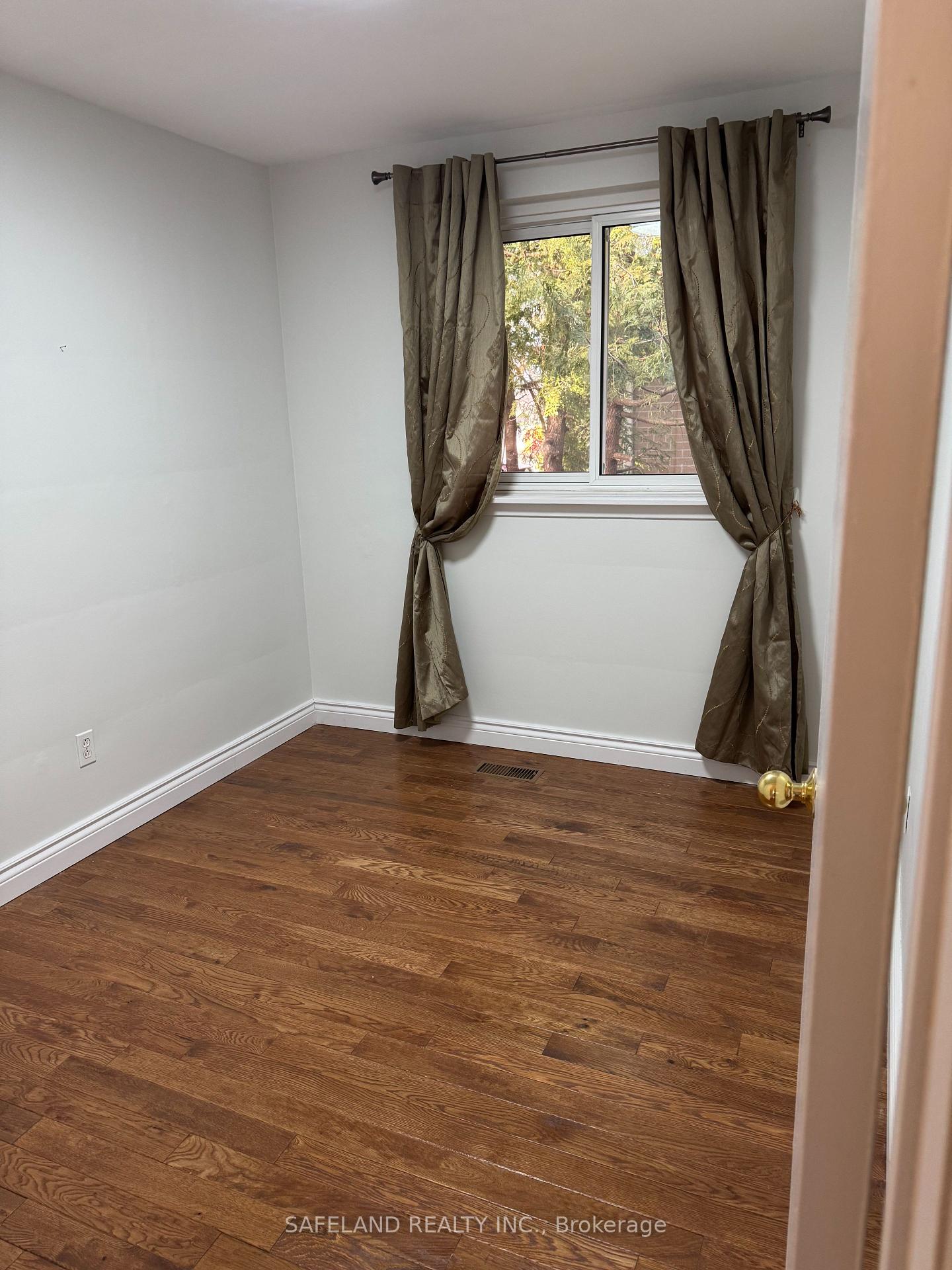 Photo 14 of Unit Main Floor, 26 Dunham Crescent, Aurora, Aurora Heights — HOMEH