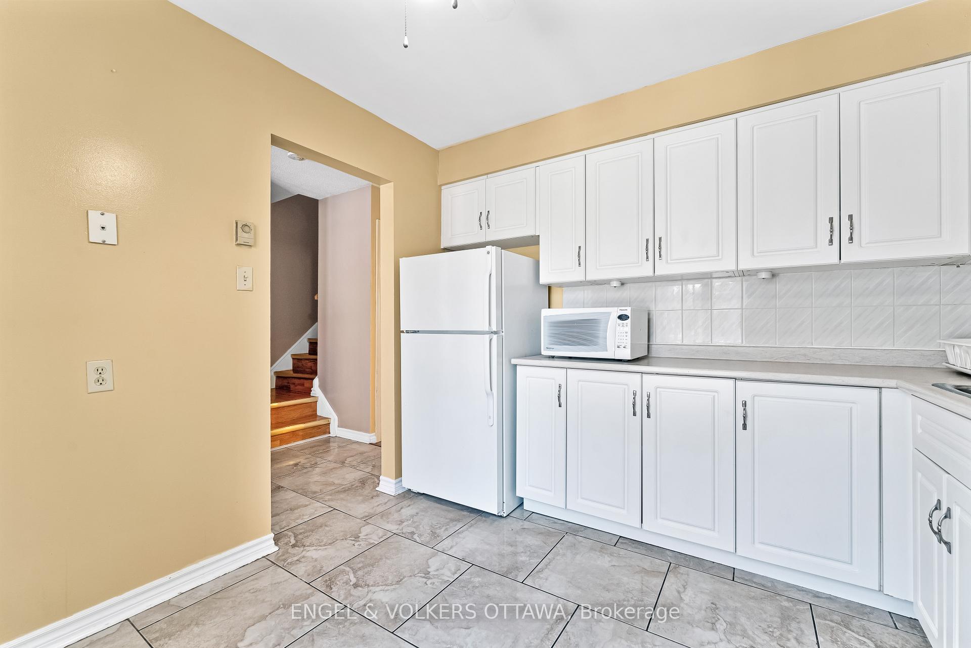 Photo 5 of 1320 Birchmount Drive, Ottawa, Pineview — HOMEH