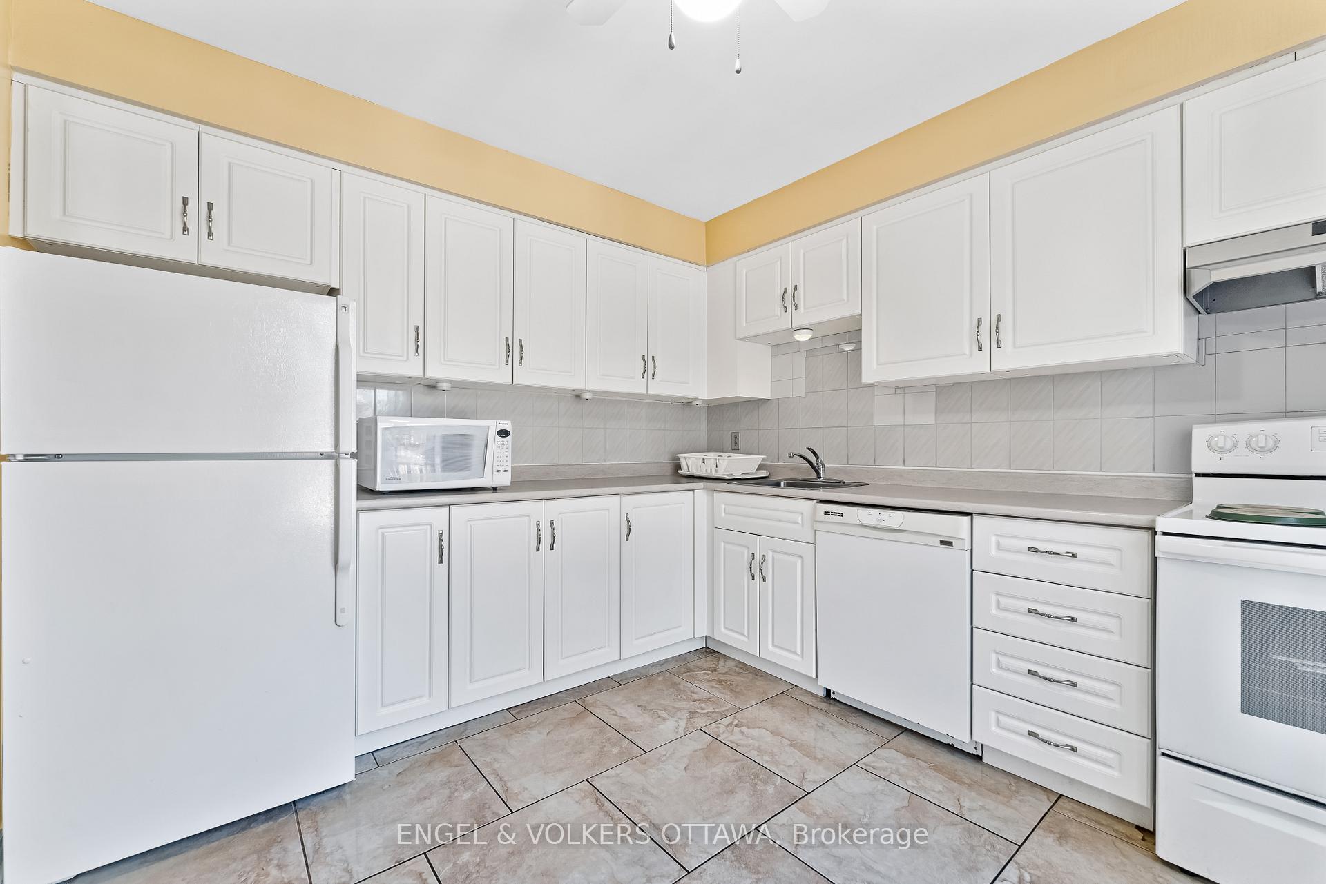 Photo 4 of 1320 Birchmount Drive, Ottawa, Pineview — HOMEH