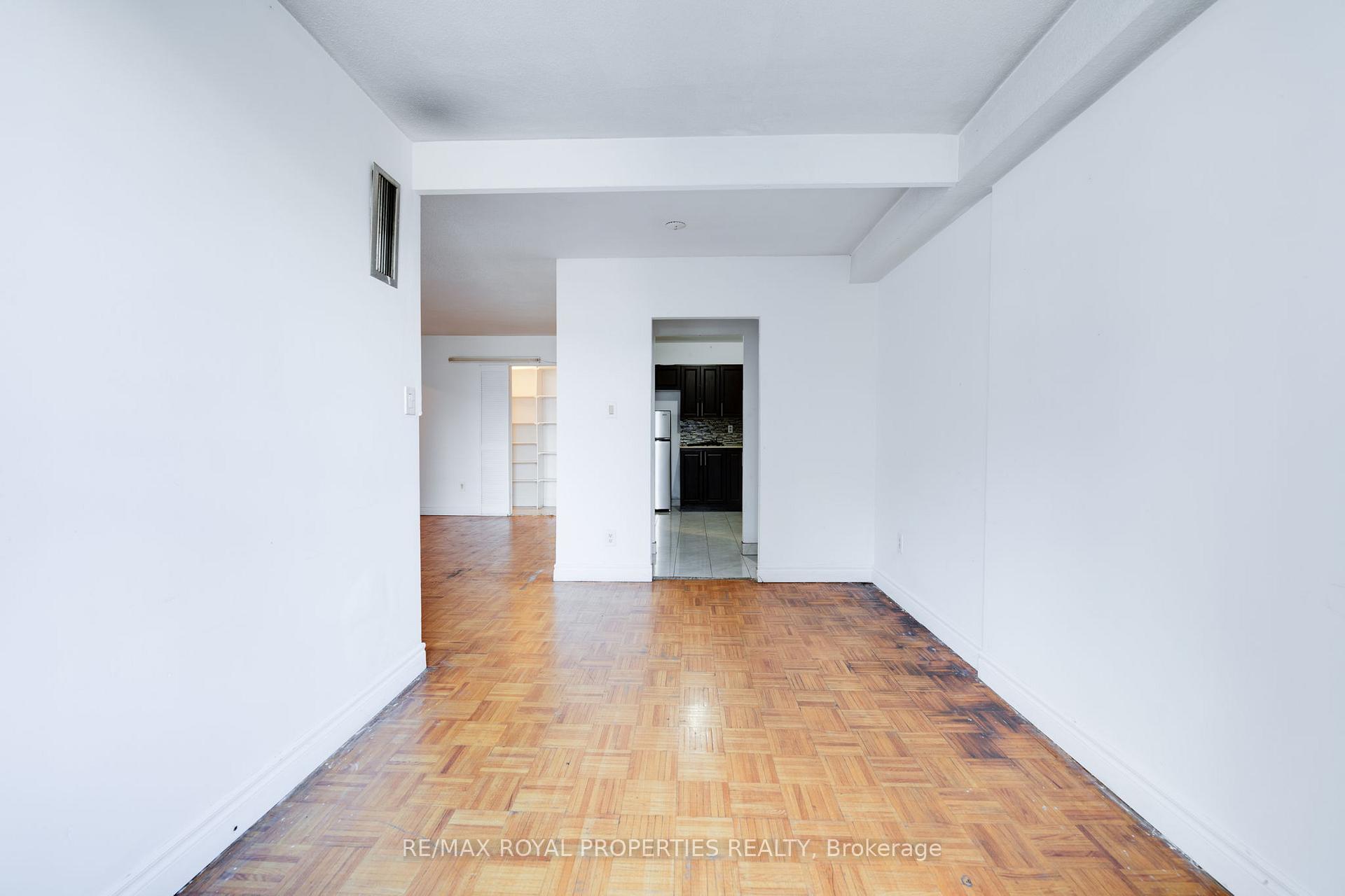 Photo 5 of Unit 309, 10 Edgecliff Golfway, Toronto, Flemingdon Park — HOMEH