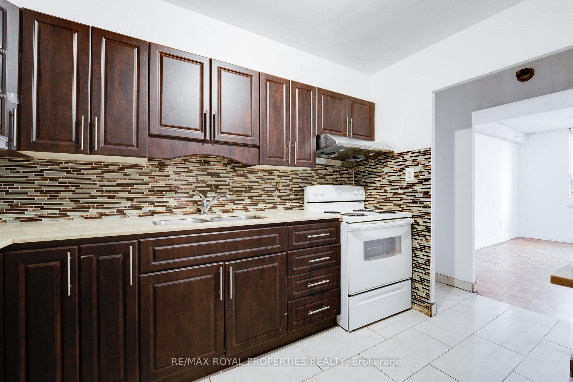 Photo 10 of Unit 309, 10 Edgecliff Golfway, Toronto, Flemingdon Park — HOMEH