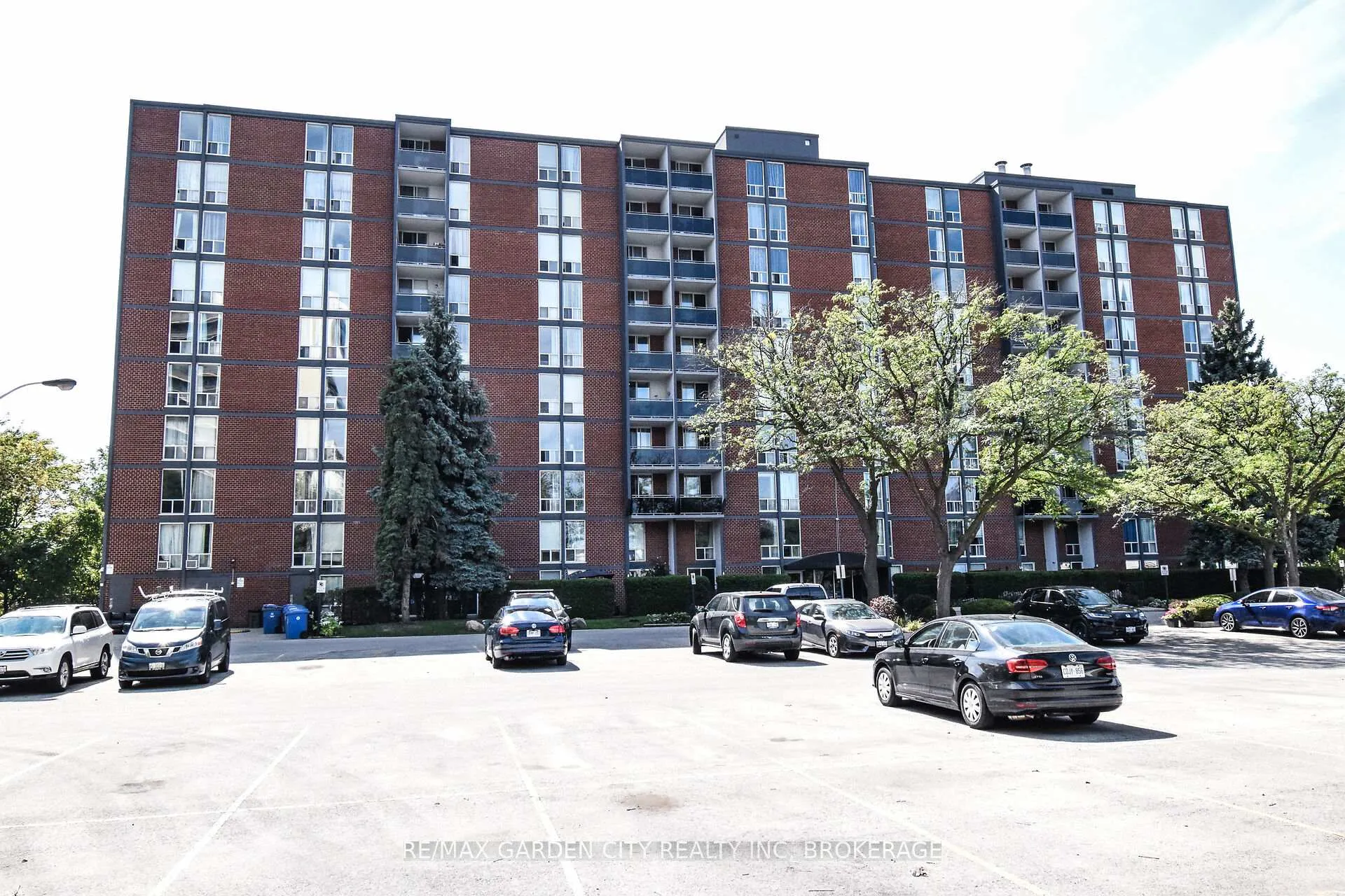 Front of Unit 811, 75 Glenburn Court