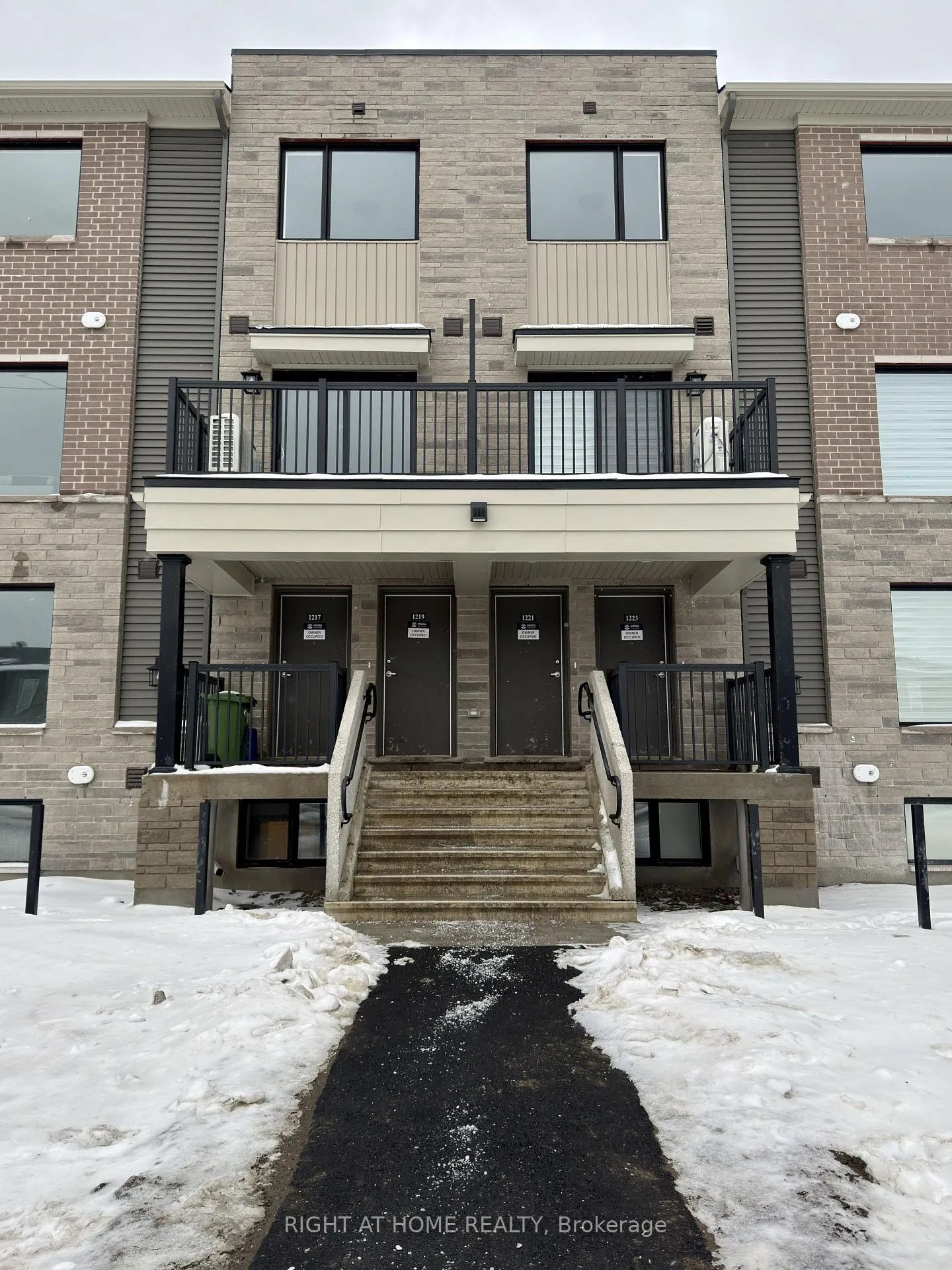 Front of 1221 creekway Private