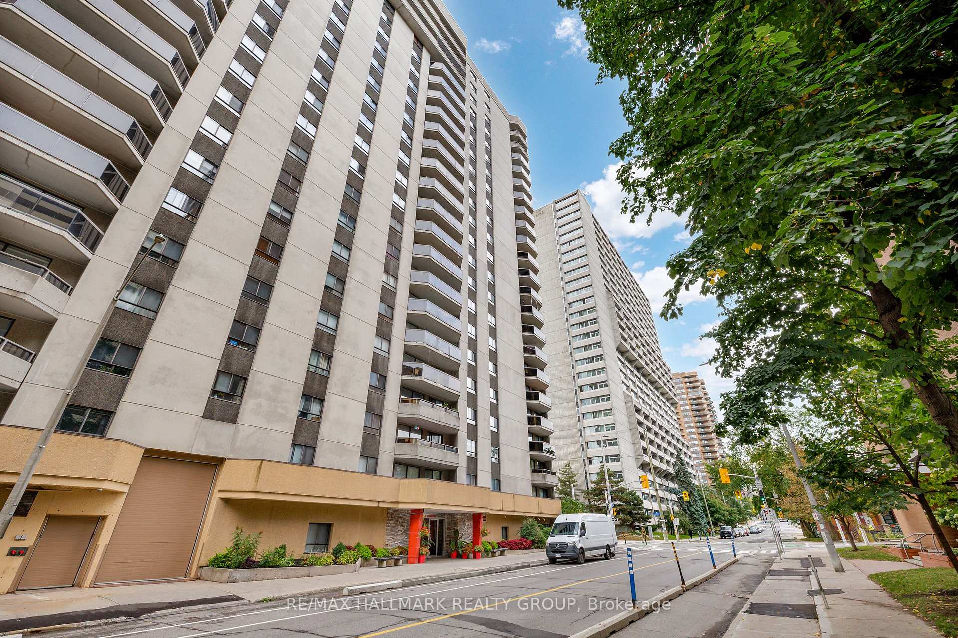 Front of Unit 402, 470 Laurier Avenue W