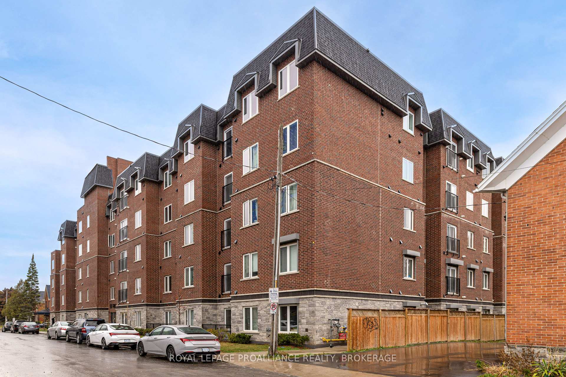 Front of Unit 113, 501 Frontenac Street