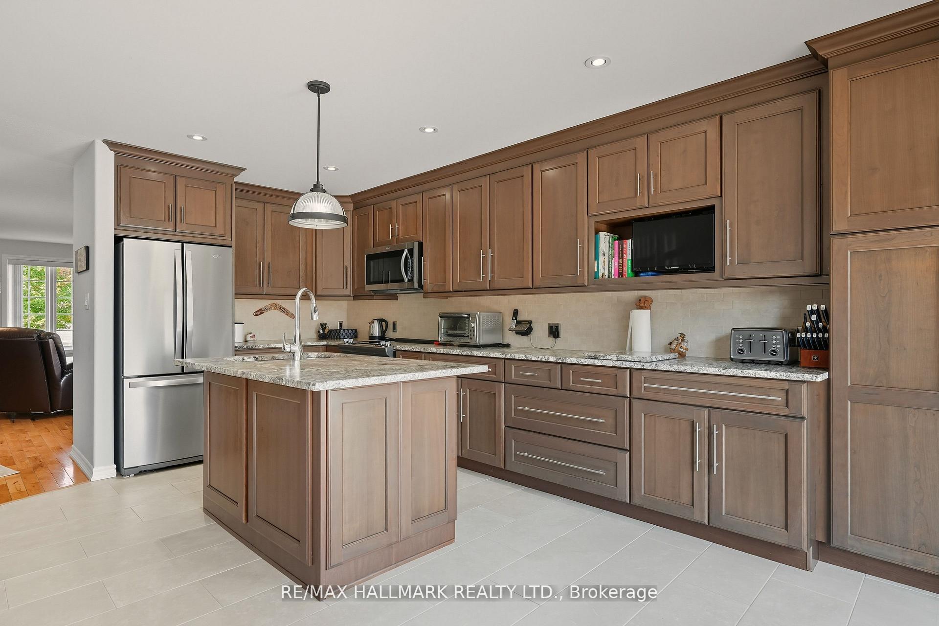 Photo 7 of 5 Pacific Avenue, Barrie, Little Lake — HOMEH