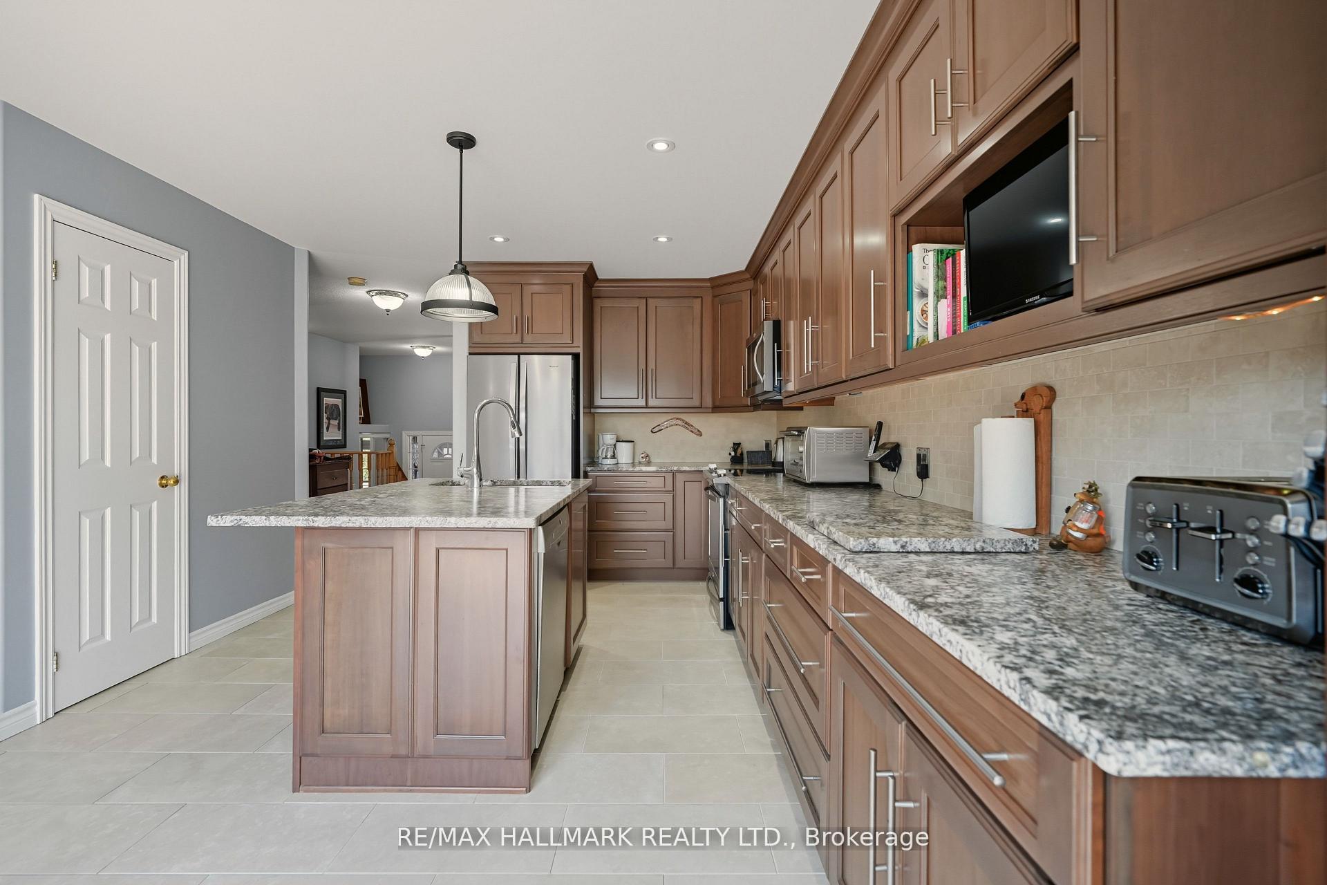Photo 19 of 5 Pacific Avenue, Barrie, Little Lake — HOMEH