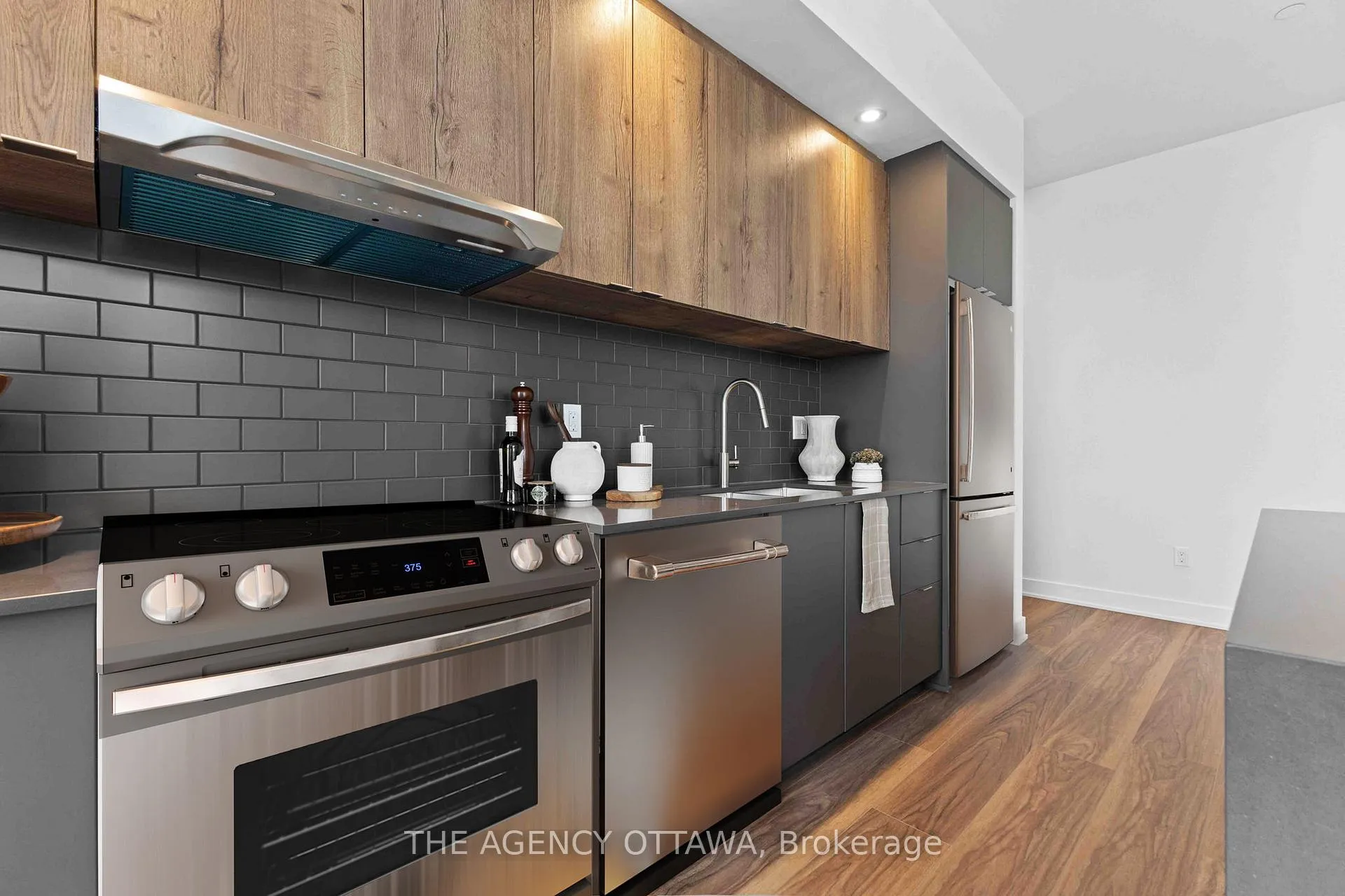 Photo 6 of Unit 304, 3071 Riverside Drive, Ottawa, Mooneys Bay/Riverside Park — HOMEH