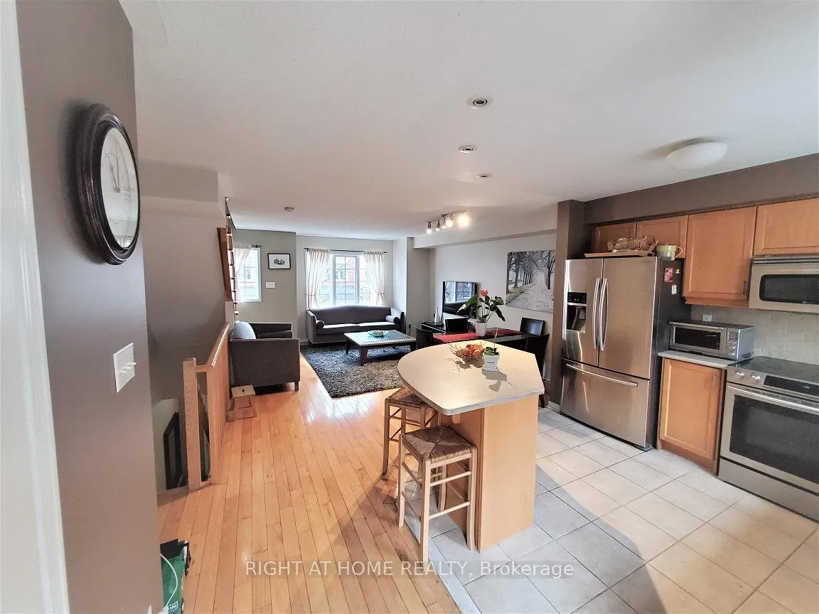 Photo 7 of Unit 3, 161 Twelfth Street, Etobicoke, New Toronto — HOMEH