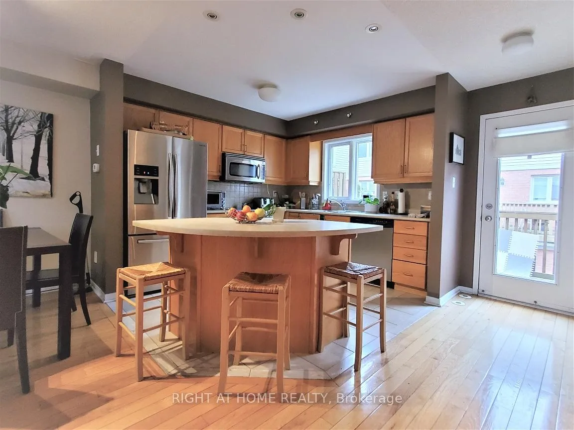 Photo 8 of Unit 3, 161 Twelfth Street, Etobicoke, New Toronto — HOMEH