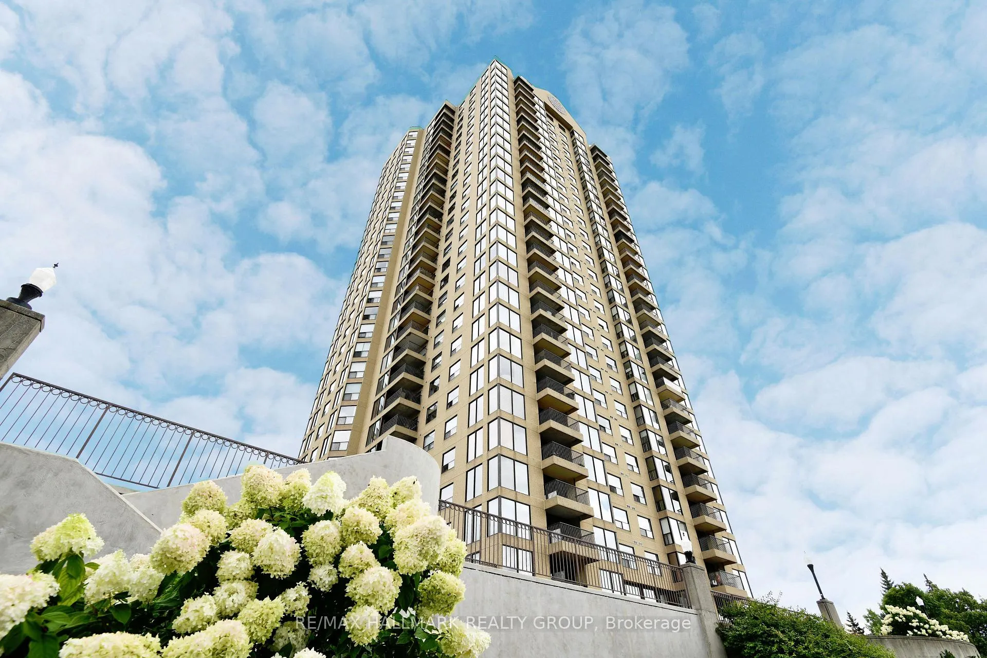 Front of Unit 503, 545 St Laurent Boulevard