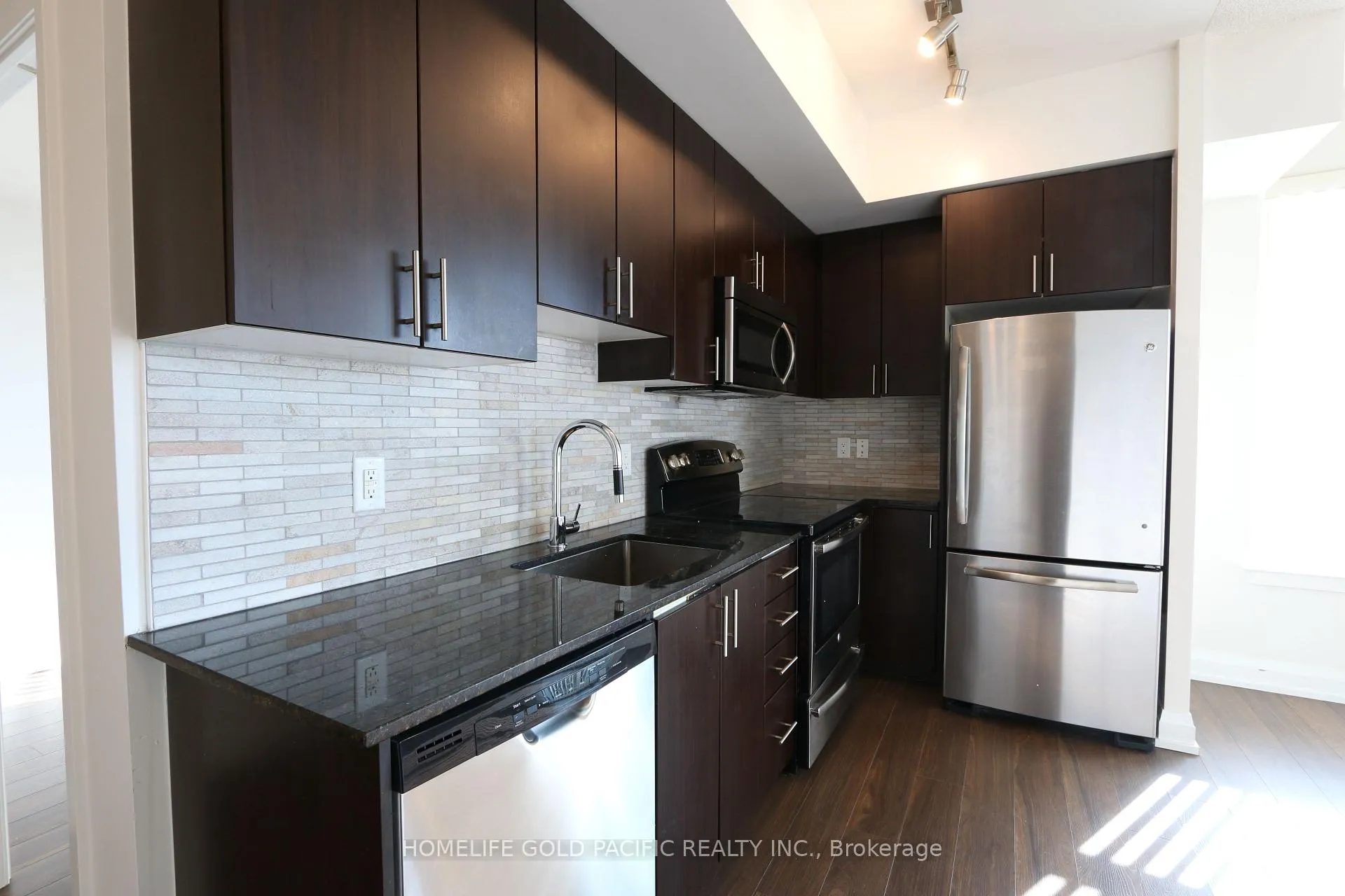 Photo 9 of Unit 1625, 7161 Yonge Street, Markham, Grandview — HOMEH