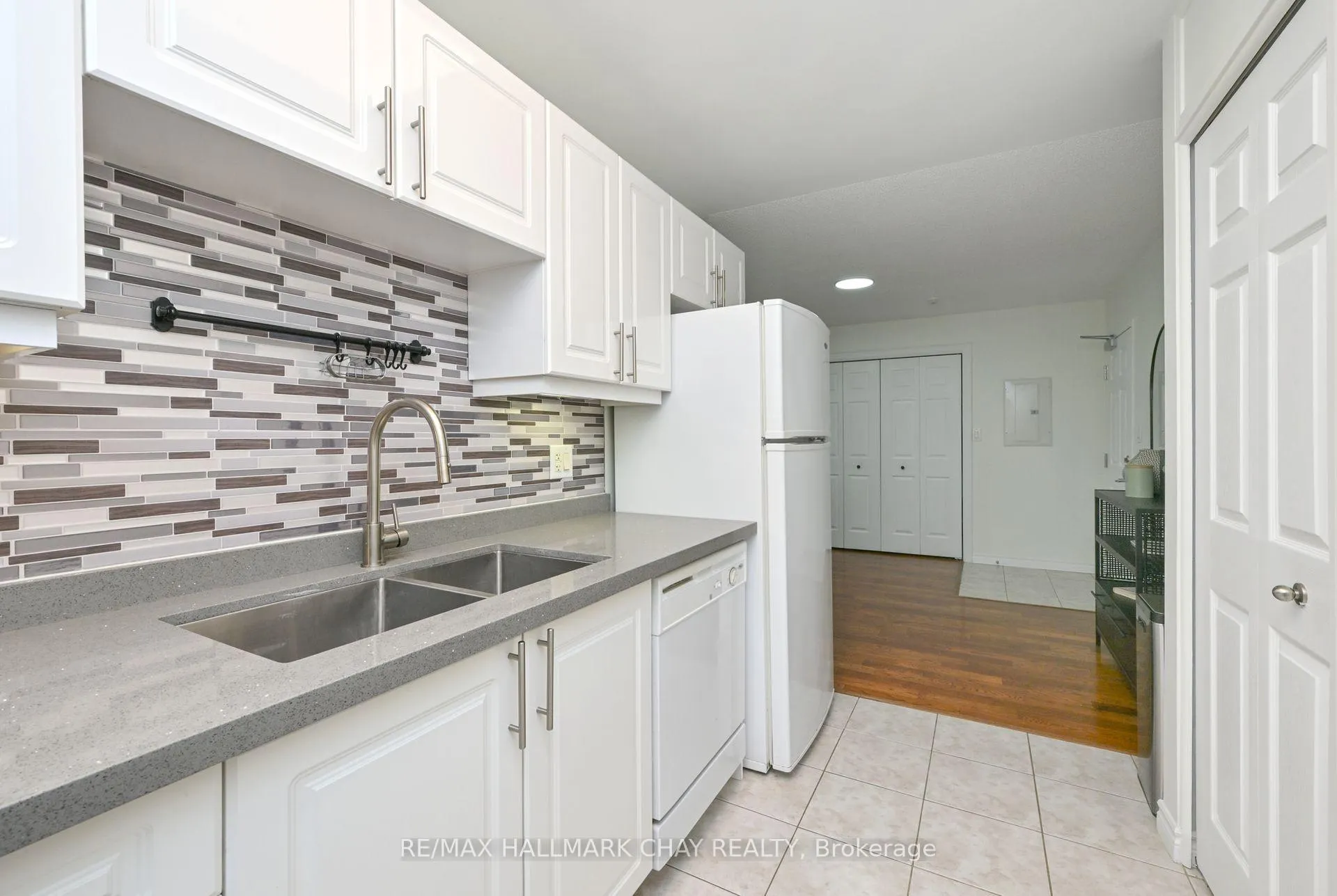 Photo 6 of Unit 308, 500 Mapleview Drive, Barrie, Holly — HOMEH