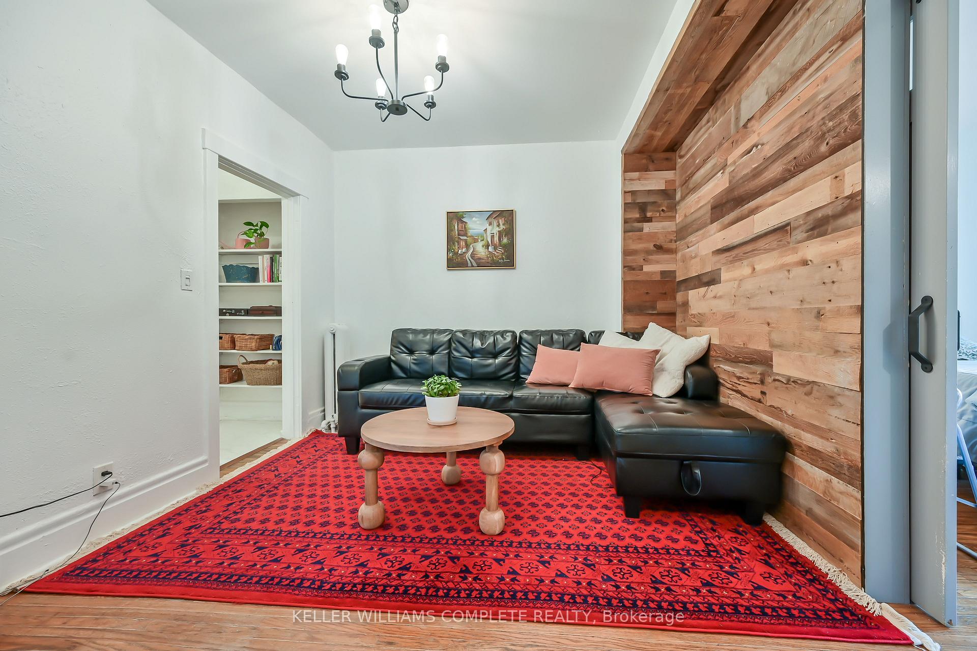 Front of Unit 8, 285 King Street W